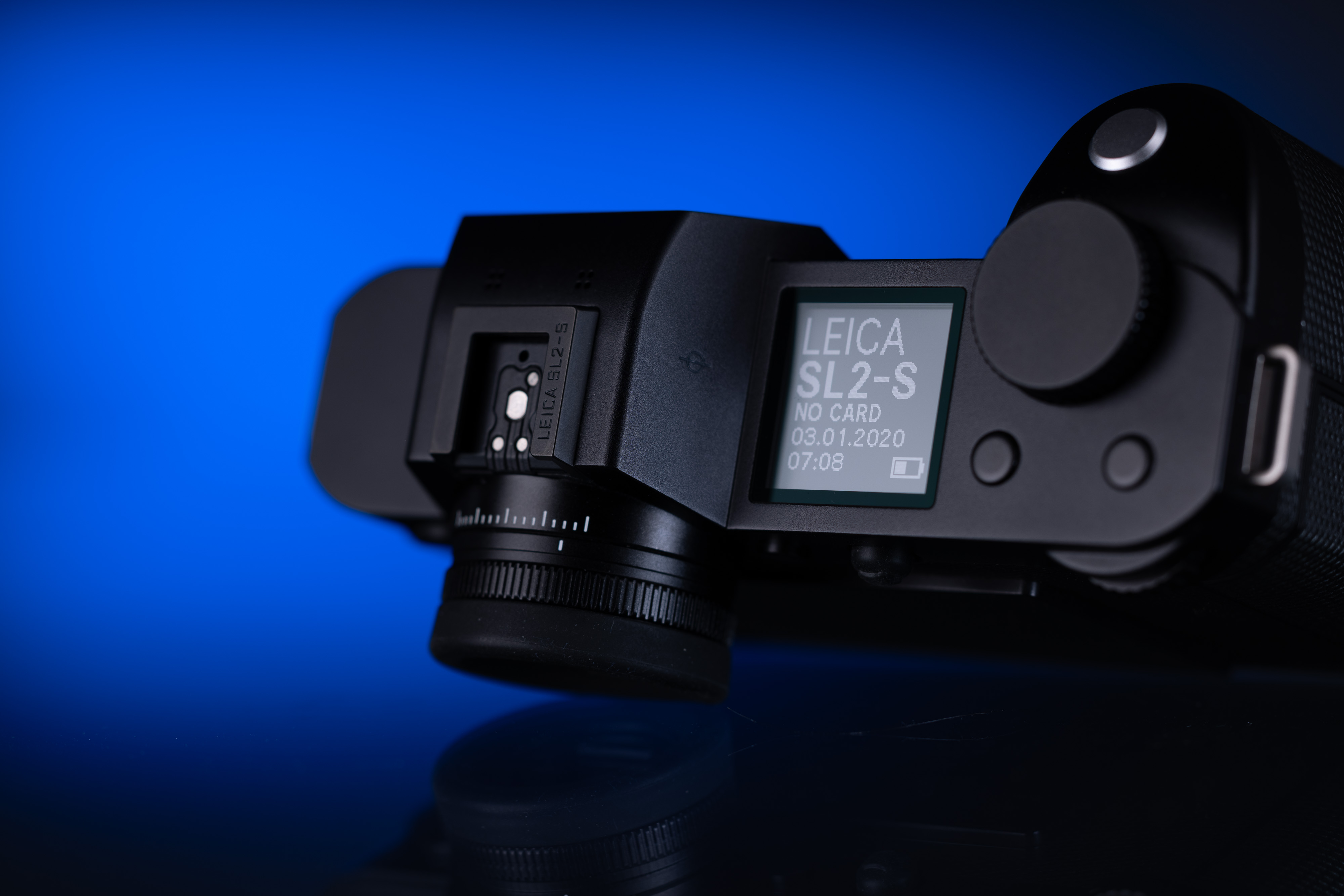 Leica SL2 von oben auf blau-schwarzem Hintergrund
