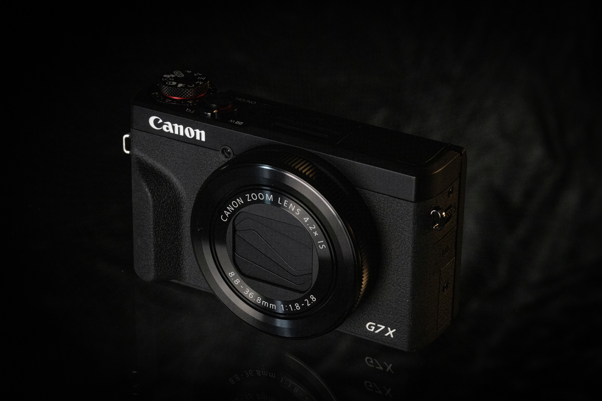 Une photo du Canon PowerShot G7 X Mark III sur un fond noir.