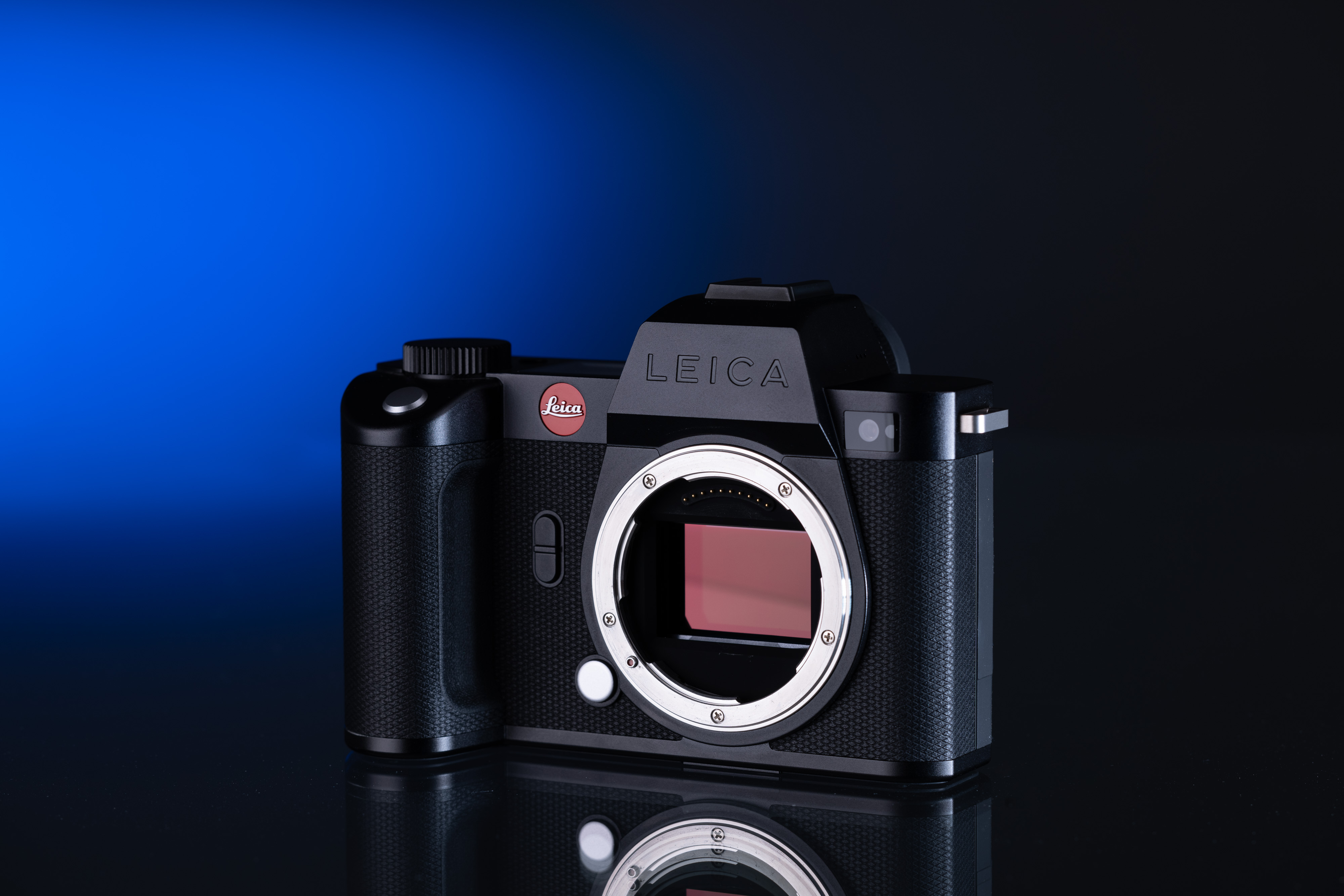 Gebruikte Leica SL2 op een blauwe en zwarte achtergrond