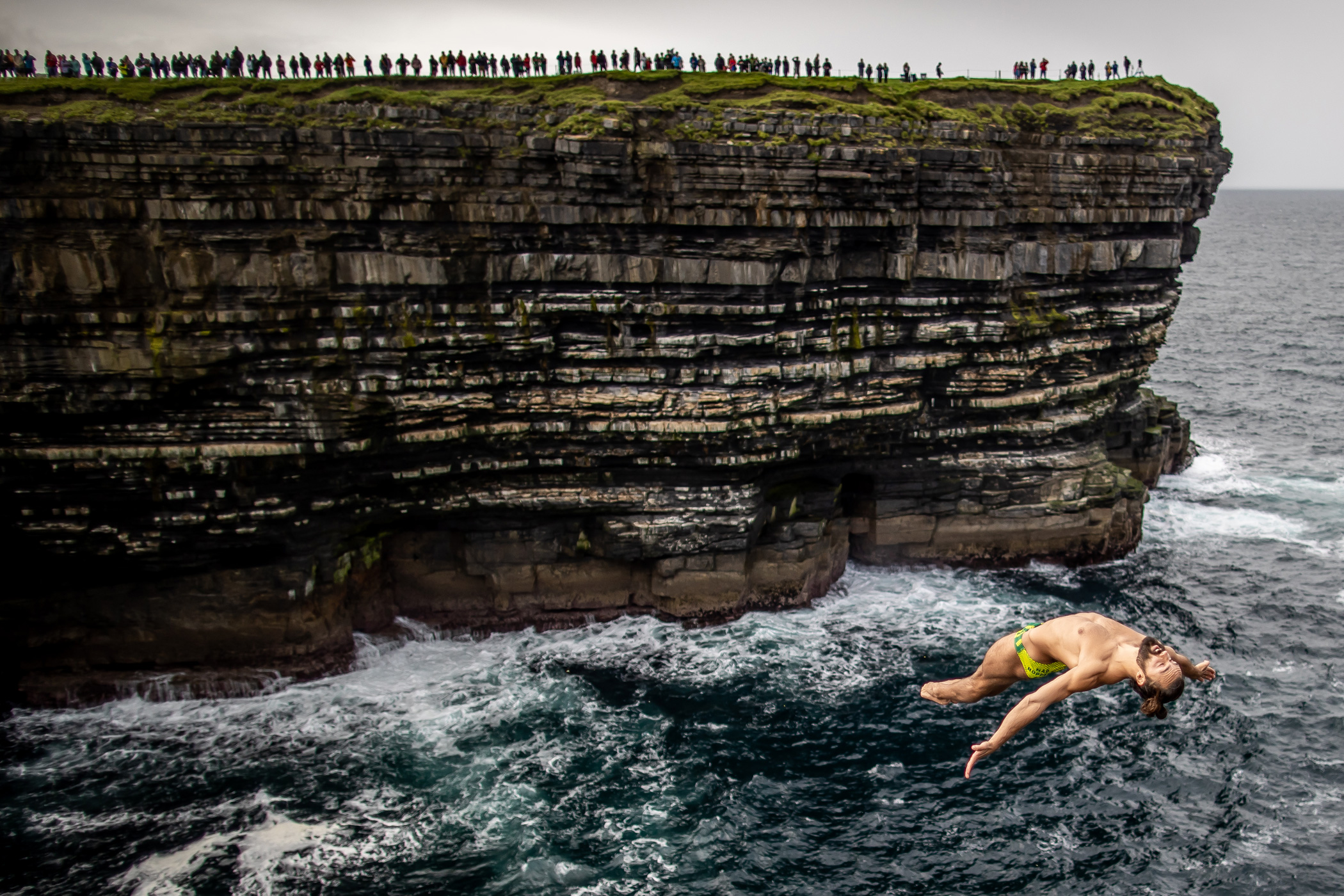 Catalin Preda (Roemenië) duikt van het 27,5 meter platform bij de Red Bull Cliff Diving World Series, Downpatrick Head, Ierland september 2021, gefotografeerd door Morgan Treacy