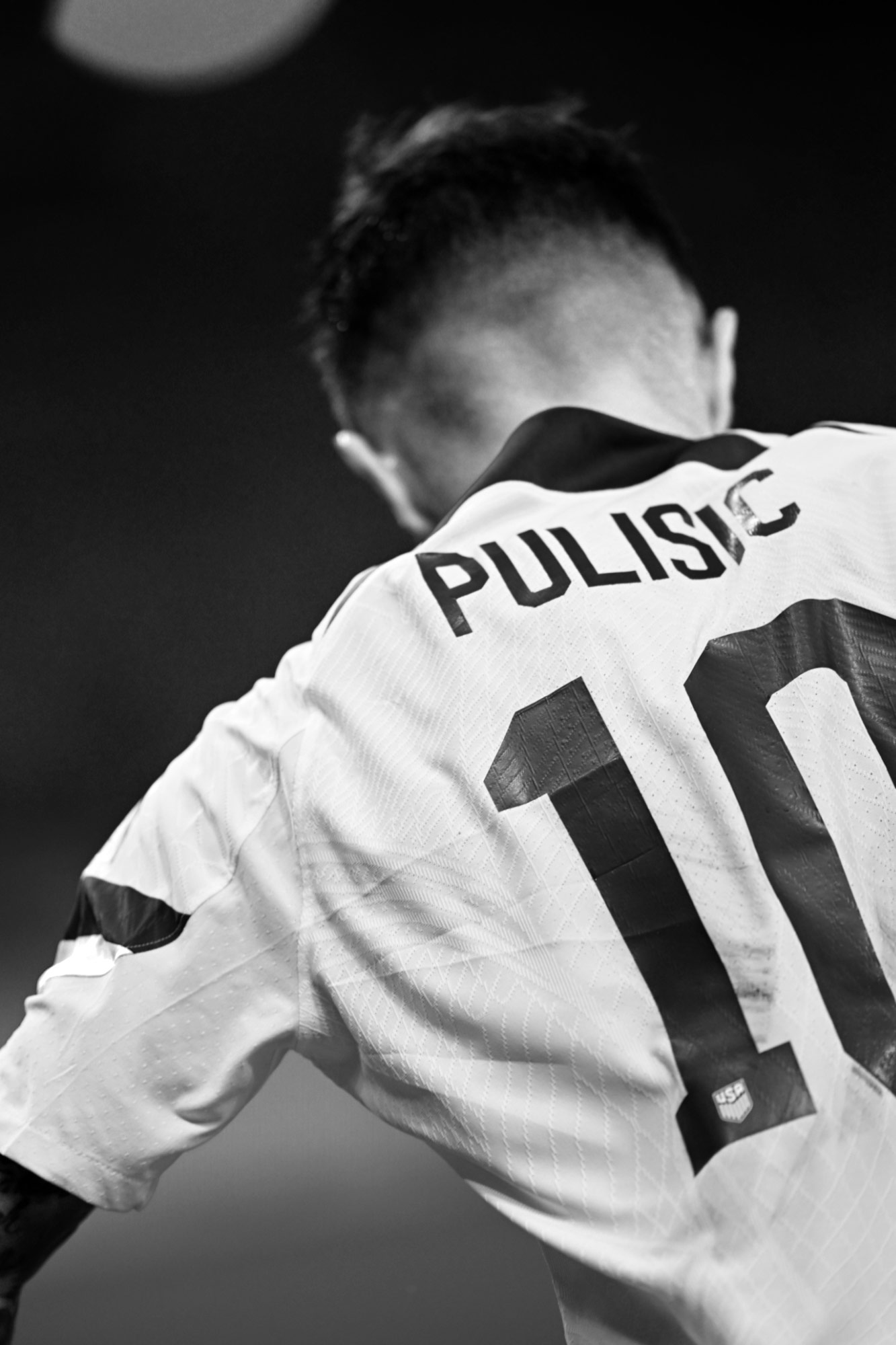 Ein Schwarz-Weiß-Foto des US-amerikanischen Stürmers Christian Pulisic beim Spiel gegen Wales (1:1-Unentschieden) bei der Fußball-Weltmeisterschaft 2022, aufgenommen mit einer Nikon Z9 von Ryu Voelkel