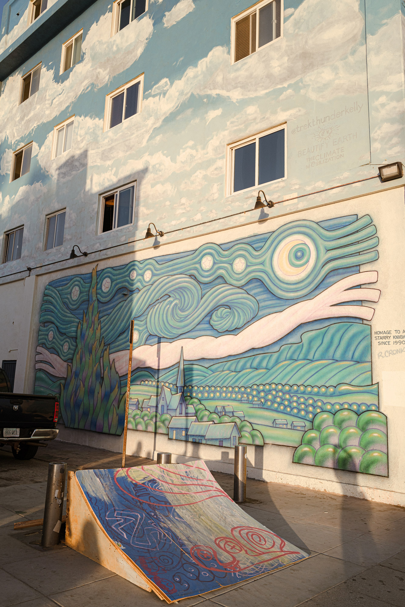 Beach wave artwork on the side of a building at Venice Beach.
