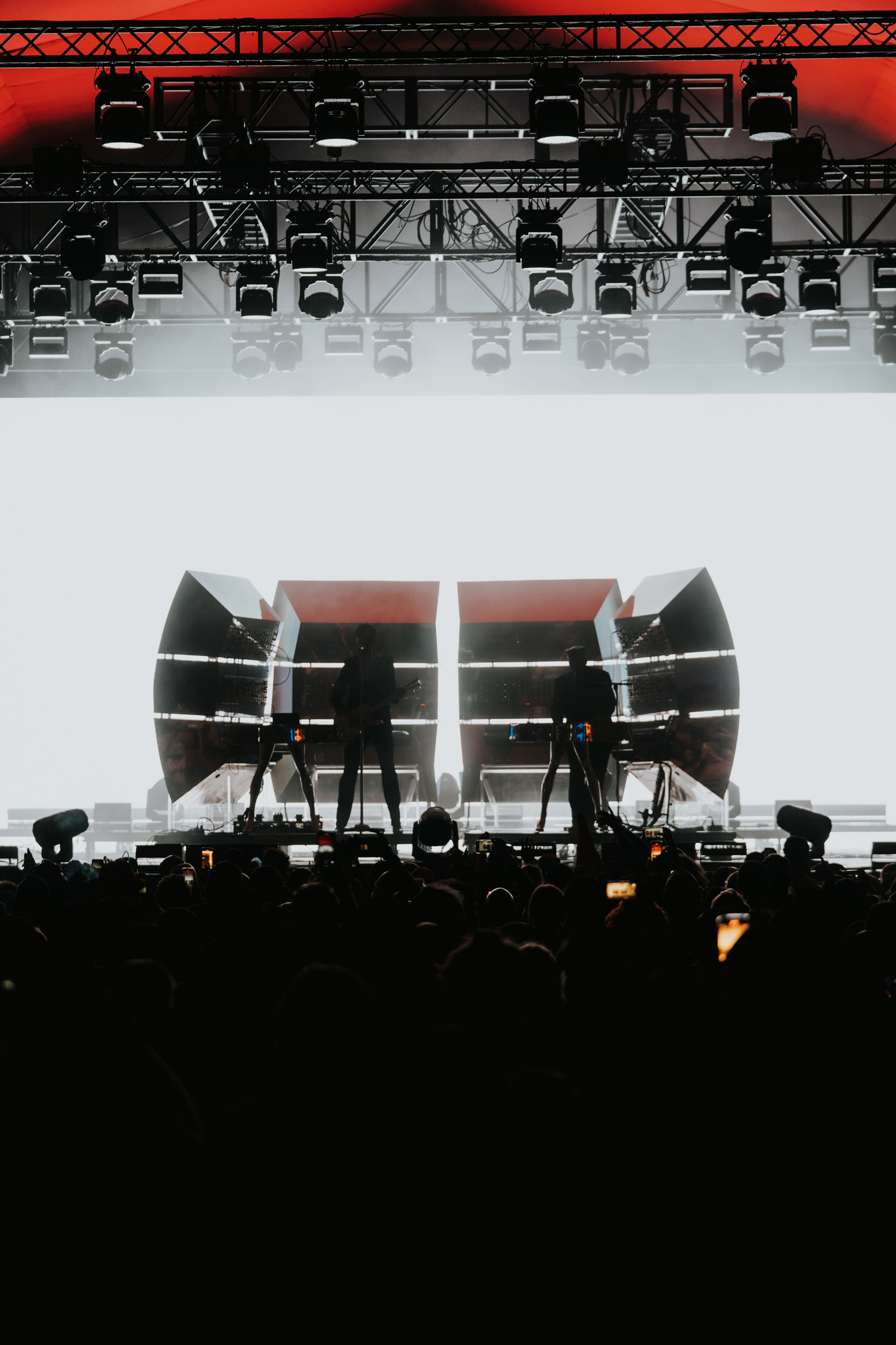 Silhouetten-Foto von Chromeo auf der Bühne während ihres Auftritts beim Coachella Musikfestival 2023.