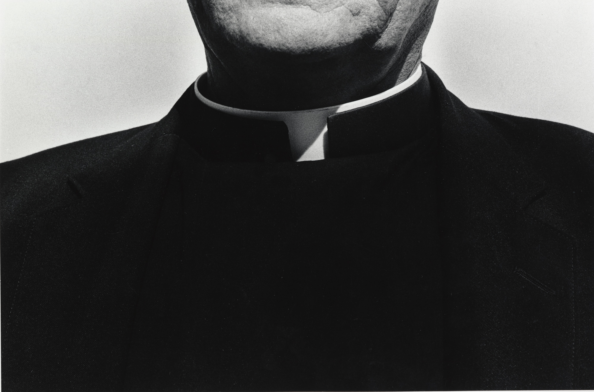 Ralph Gibson, imagen en blanco y negro de un hombre con cuello clerical, tomada con Leica.