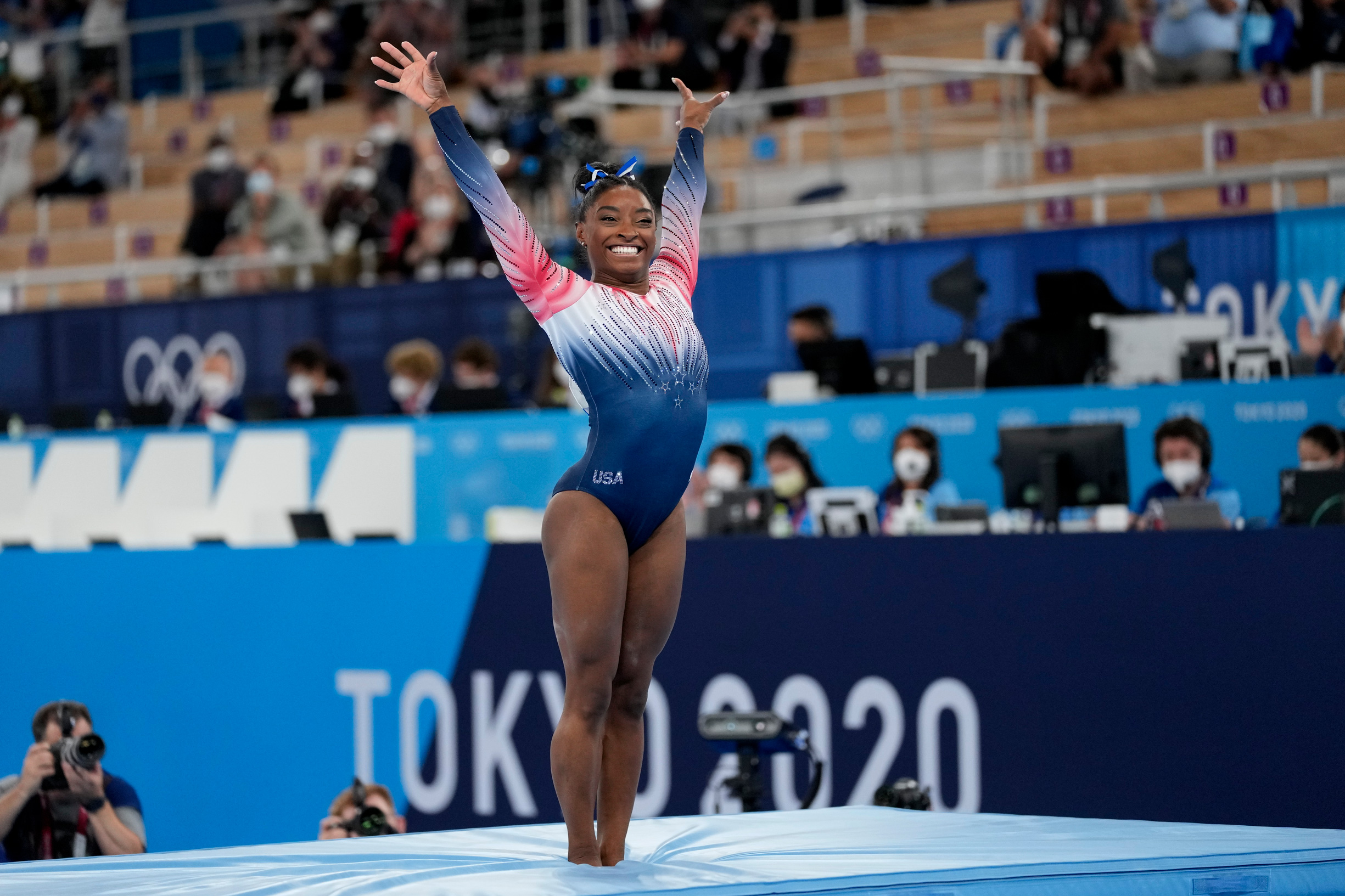 Foto de una gimnasta celebrando en los Juegos Olímpicos de Tokio 2020.