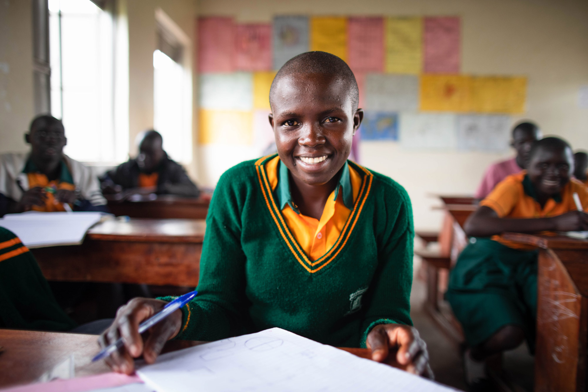 Un élève de l'école primaire Amazing Grace est assis et porte un polo et un pull jaune et vert, photo prise par Thomas Williams avec un Canon EOS 5D Mark IV.
