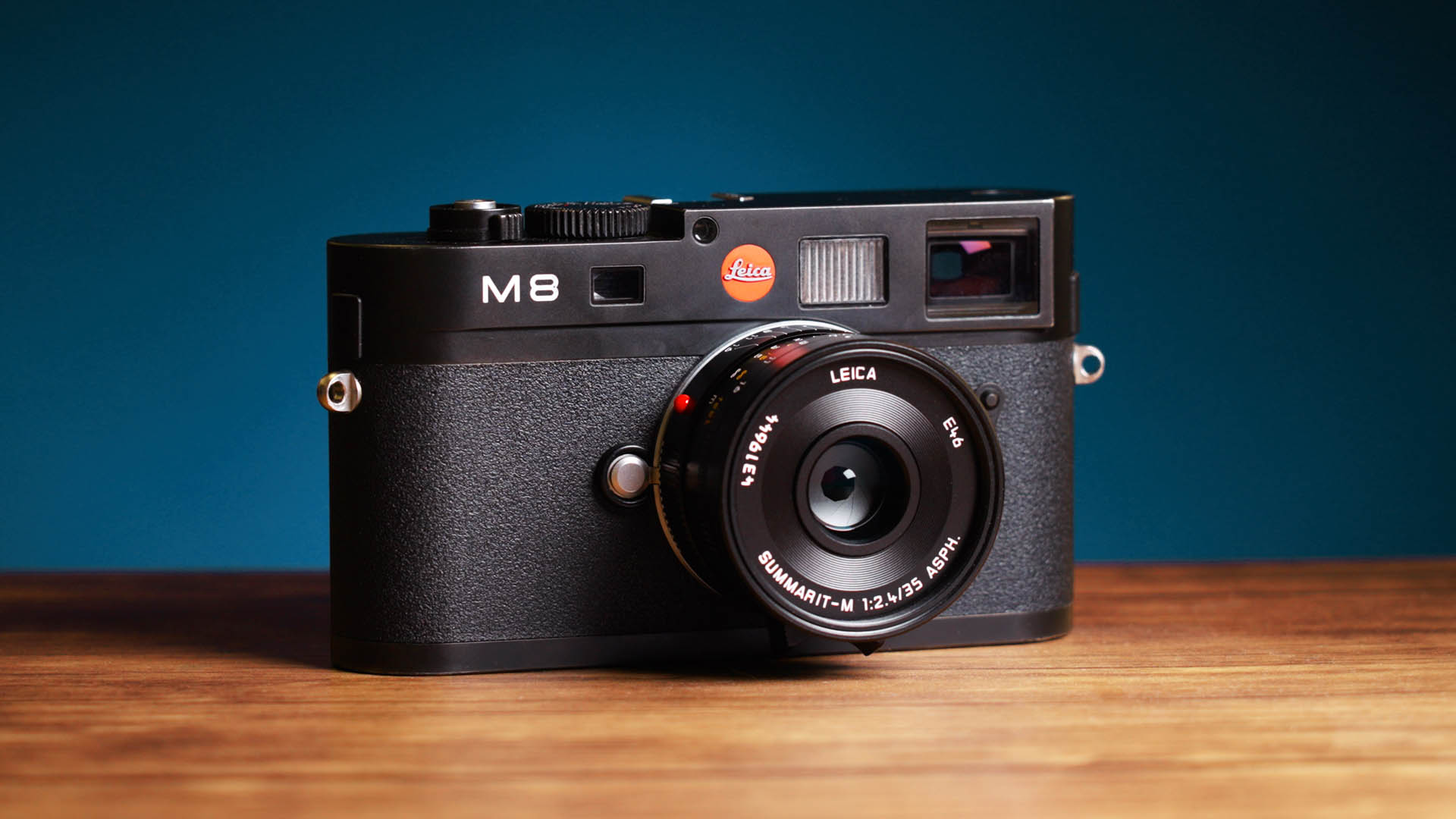 Gebrauchte Leica M8 von MPB auf einem Holztisch