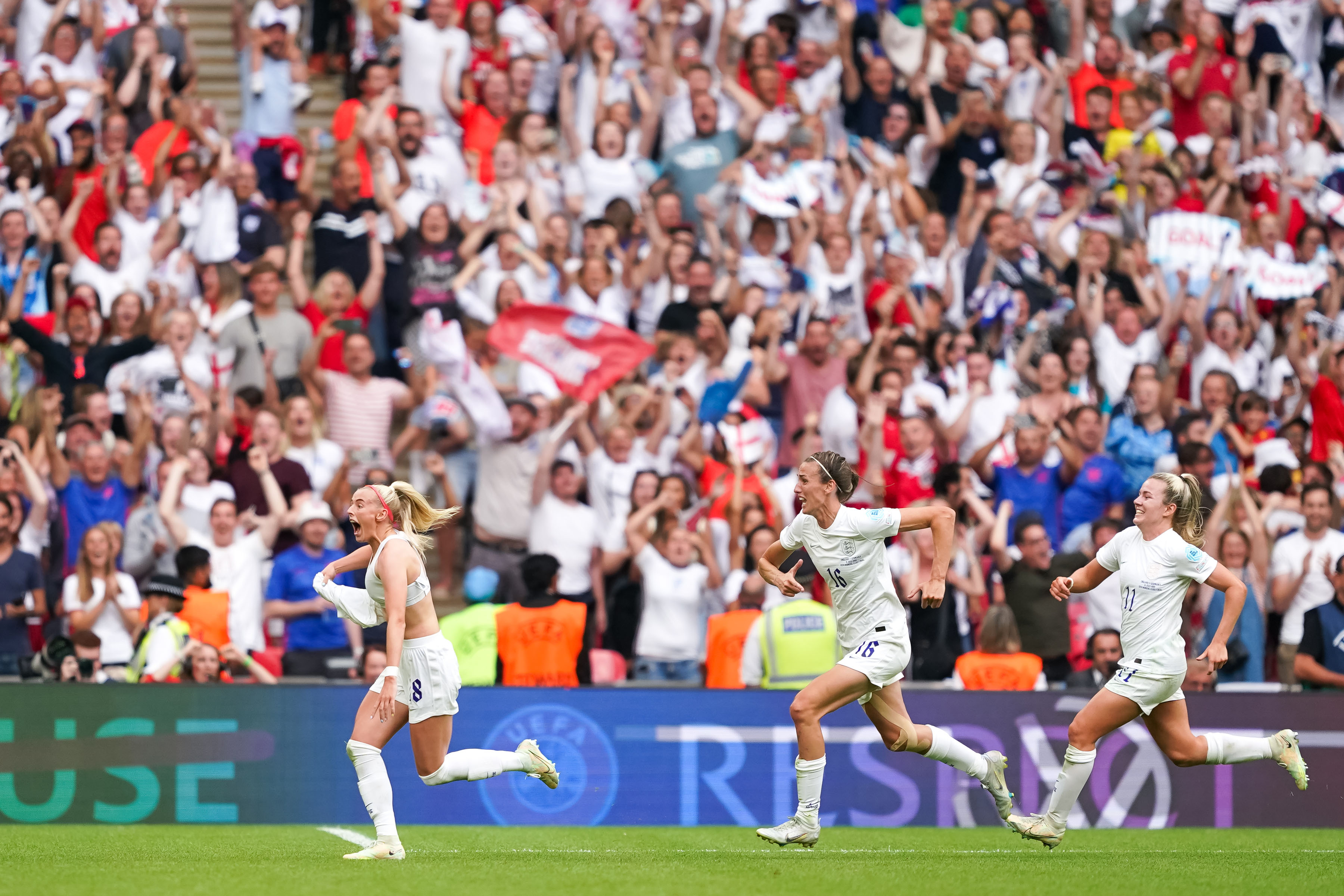 Trois joueuses de football anglaises célèbre le but de la victoire avec la foule en arrière-plan lors de la finale de l'Euro féminin 2022. Photographiées par Daniela Porcelli avec le Sony A9 II.