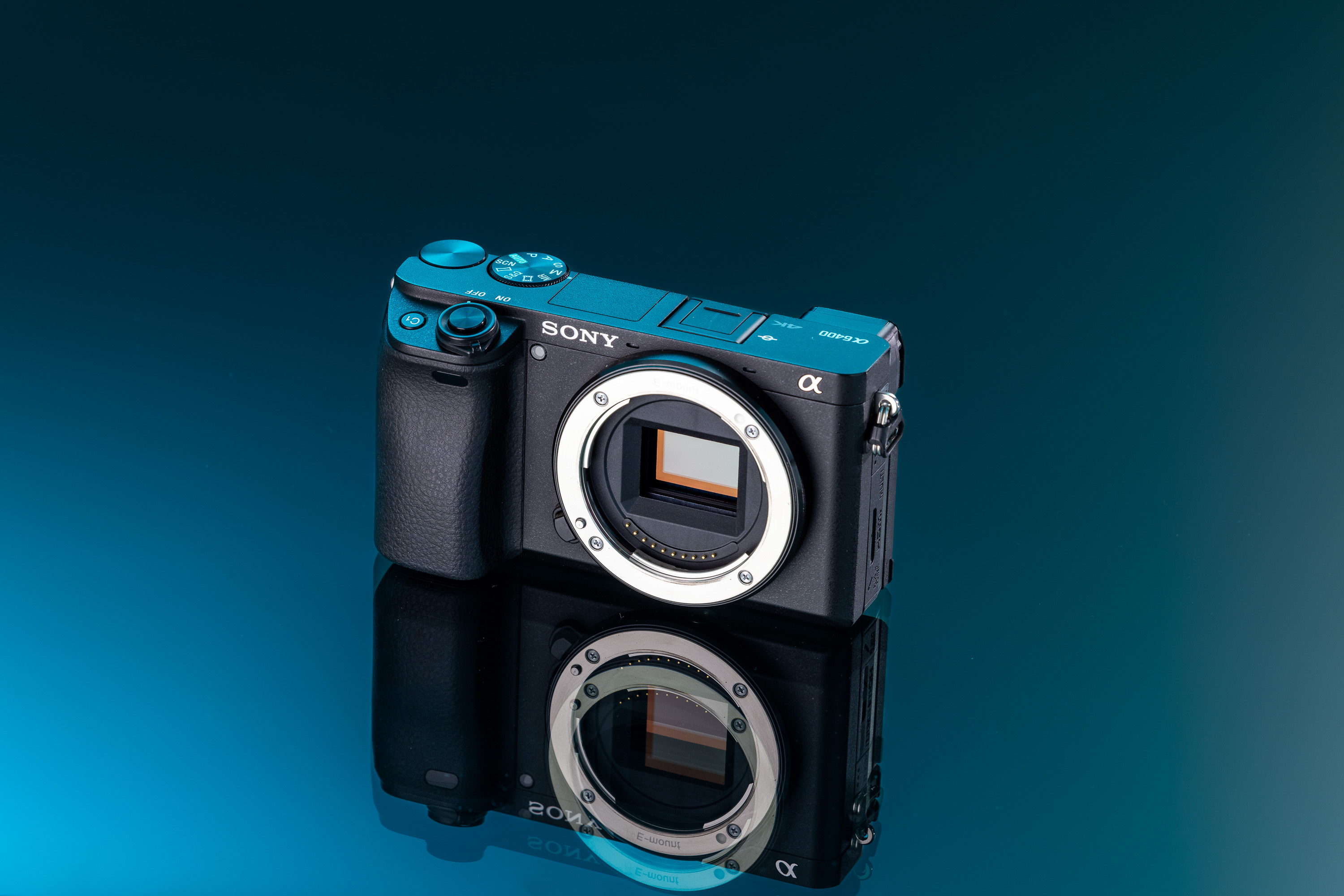 Tweedehands Sony A6400 op een blauwe en zwarte achtergrond