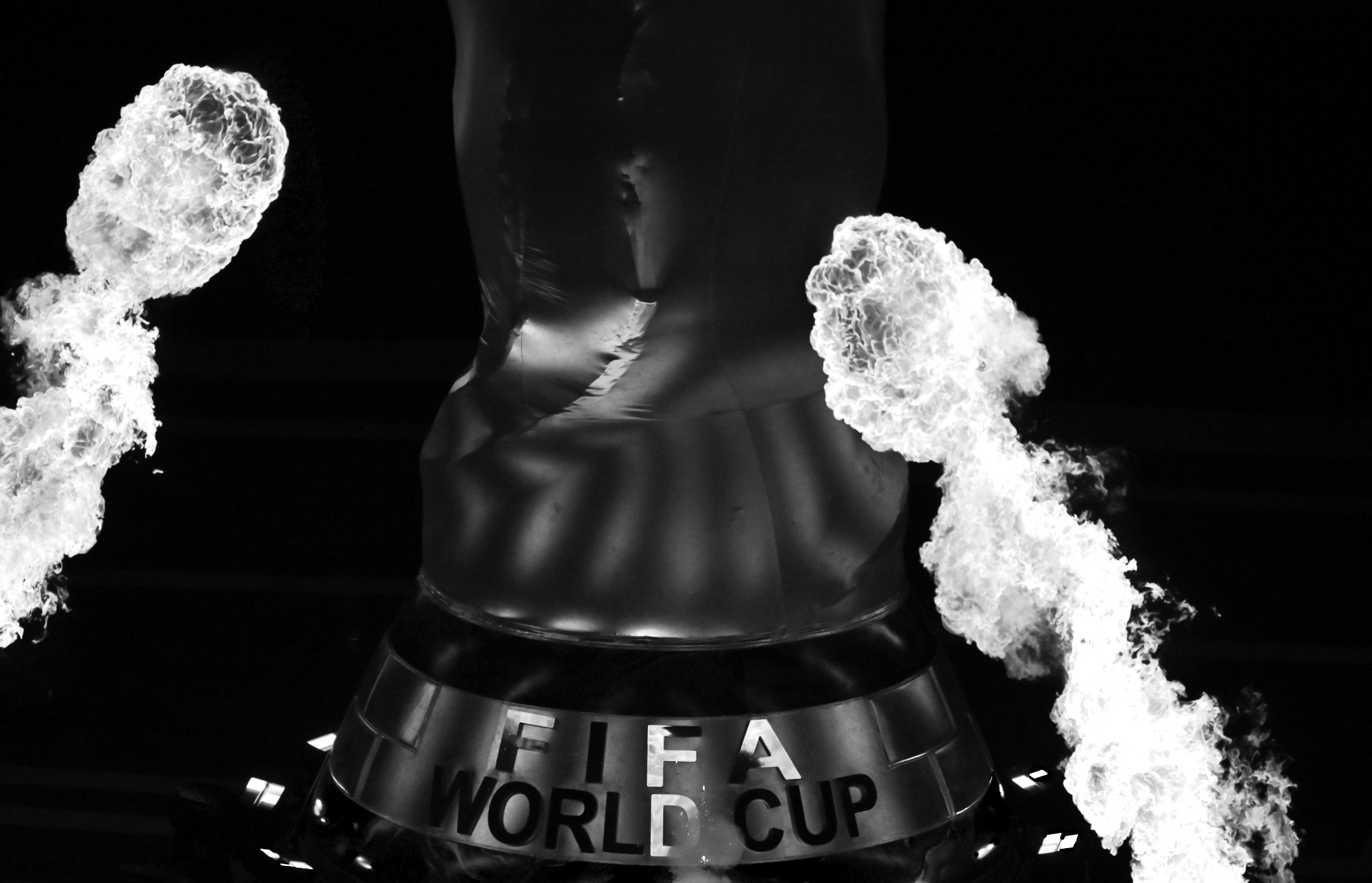 La fameuse Coupe du monde de la FIFA entourée de jets de feu lors de la cérémonie d'ouverture de 2022 au Qatar. Photo prise avec un Nikon Z9 par Ryu Voelkel.