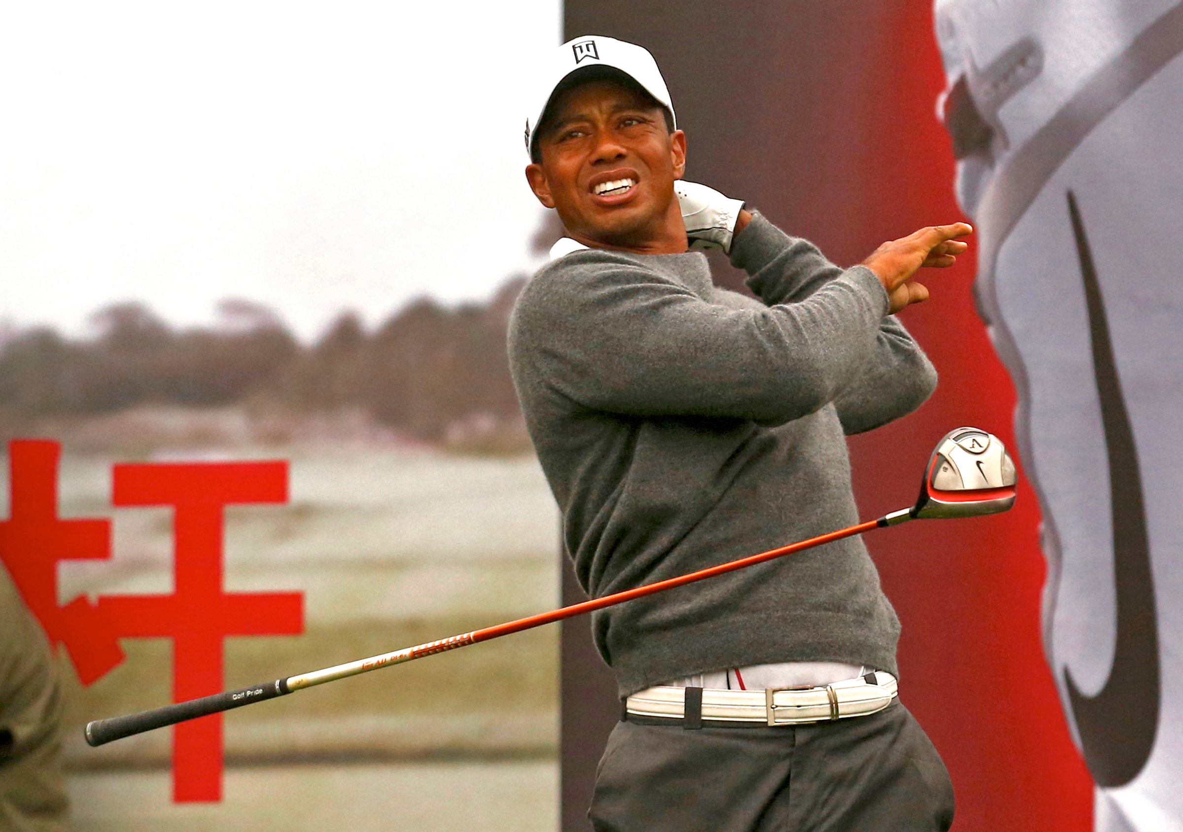 Tiger Woods van de VS laat zijn club vallen na de afslag op de derde hole tijdens de matchplay wedstrijd tegen Rory McIlroy van Noord-Ierland op de Jinsha Lake Golf Club in Zhengzhou, provincie Henan op 29 oktober 2012. Woods en McIlroy, de huidige top twee spelers van de wereld, doen mee aan de 18-holes medaillewedstrijd nadat ze twee verschillende Aziatische toernooien hebben gespeeld. | Foto door David Gray