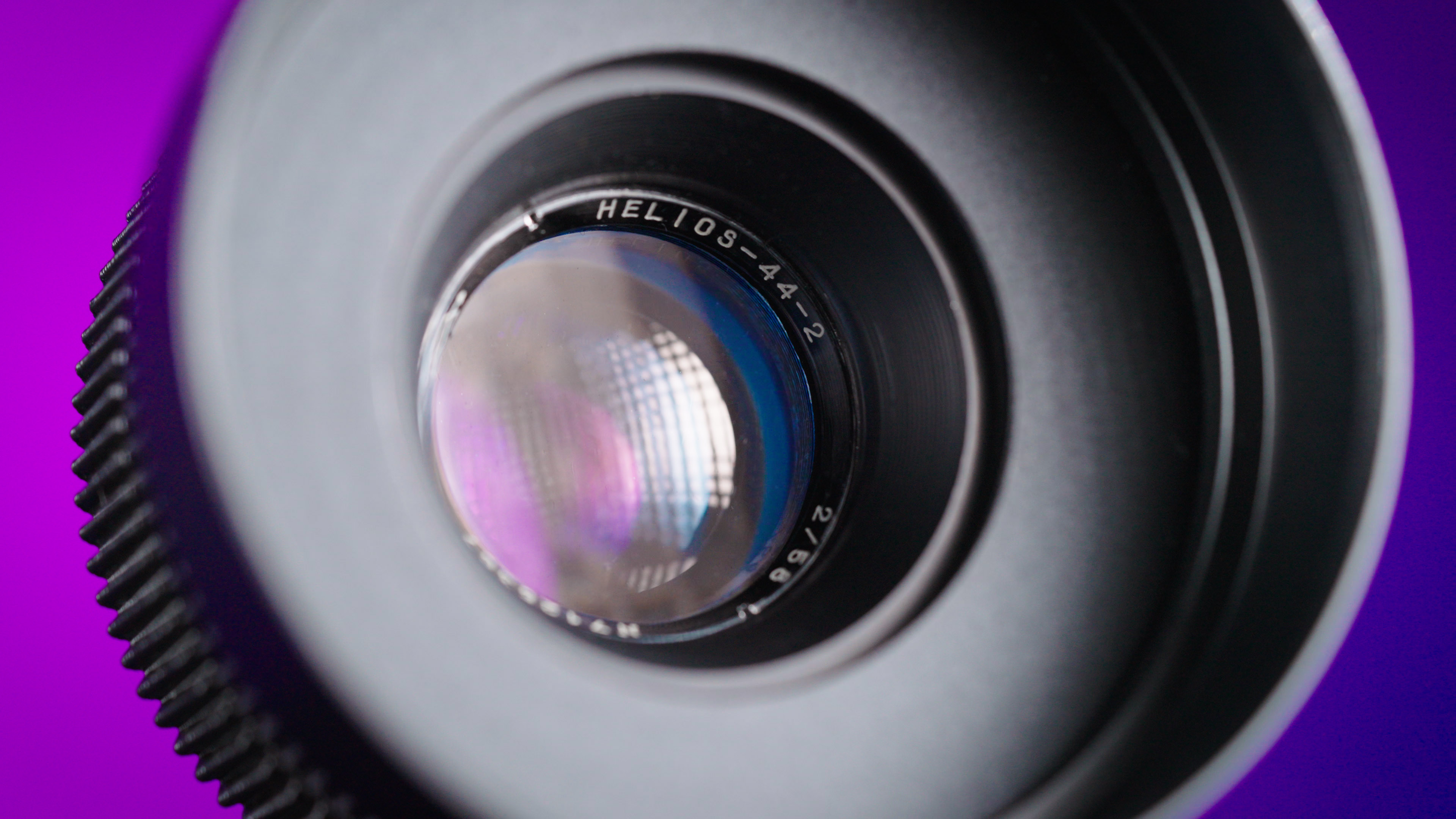 Gros plan sur l'objectif vintage Helios-44 dans un boîtier 'cine-mod'.