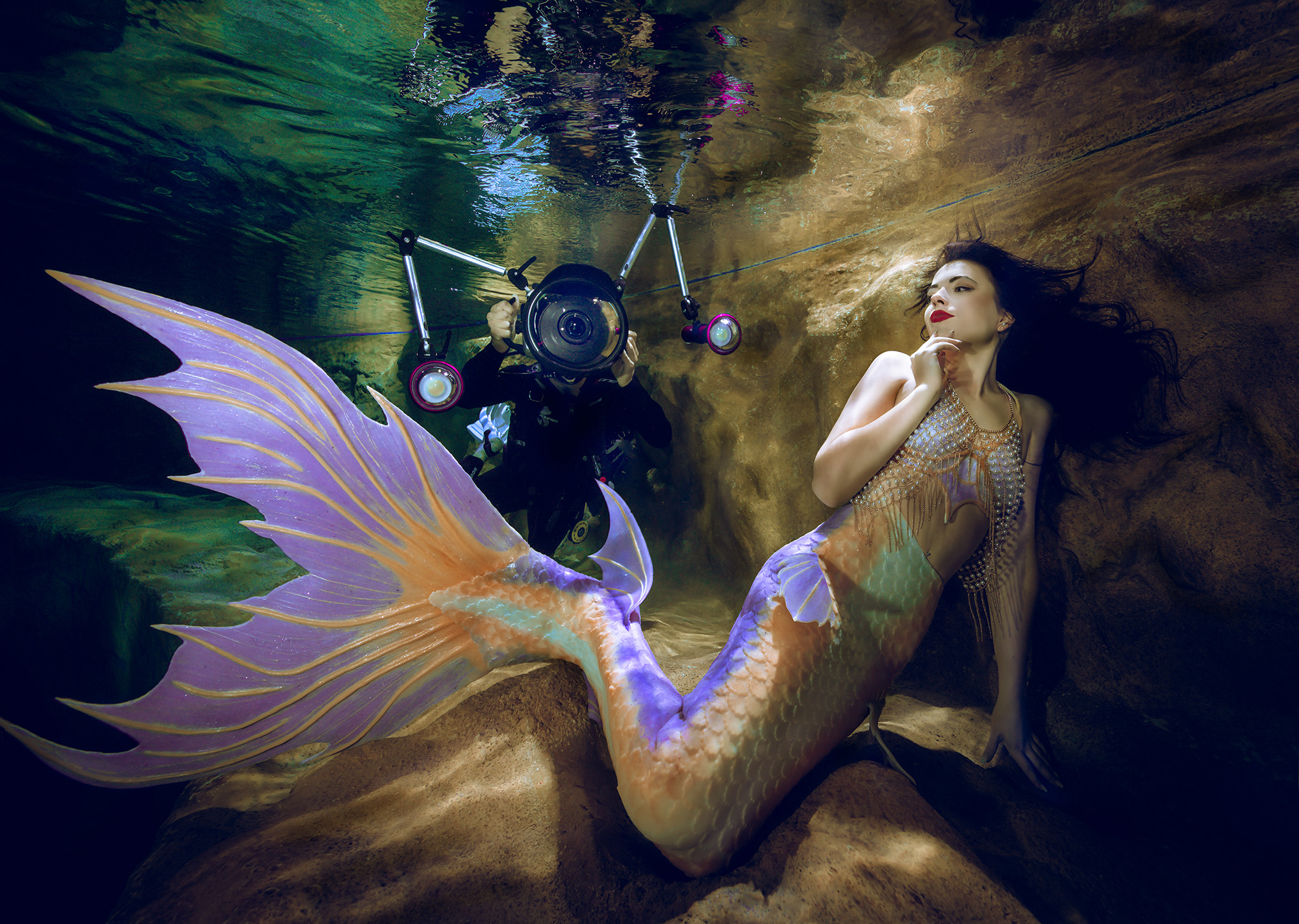 Unterwasserbild von einer Frau mit Flossen und einem Taucher in Hintergrund
Und … abtauchen !
In 35 Sekunden muss das Model, der Fotograf, das Sicherungsteam und die Technik ihre Spitzenleistung auf den Pinkt bringen.
