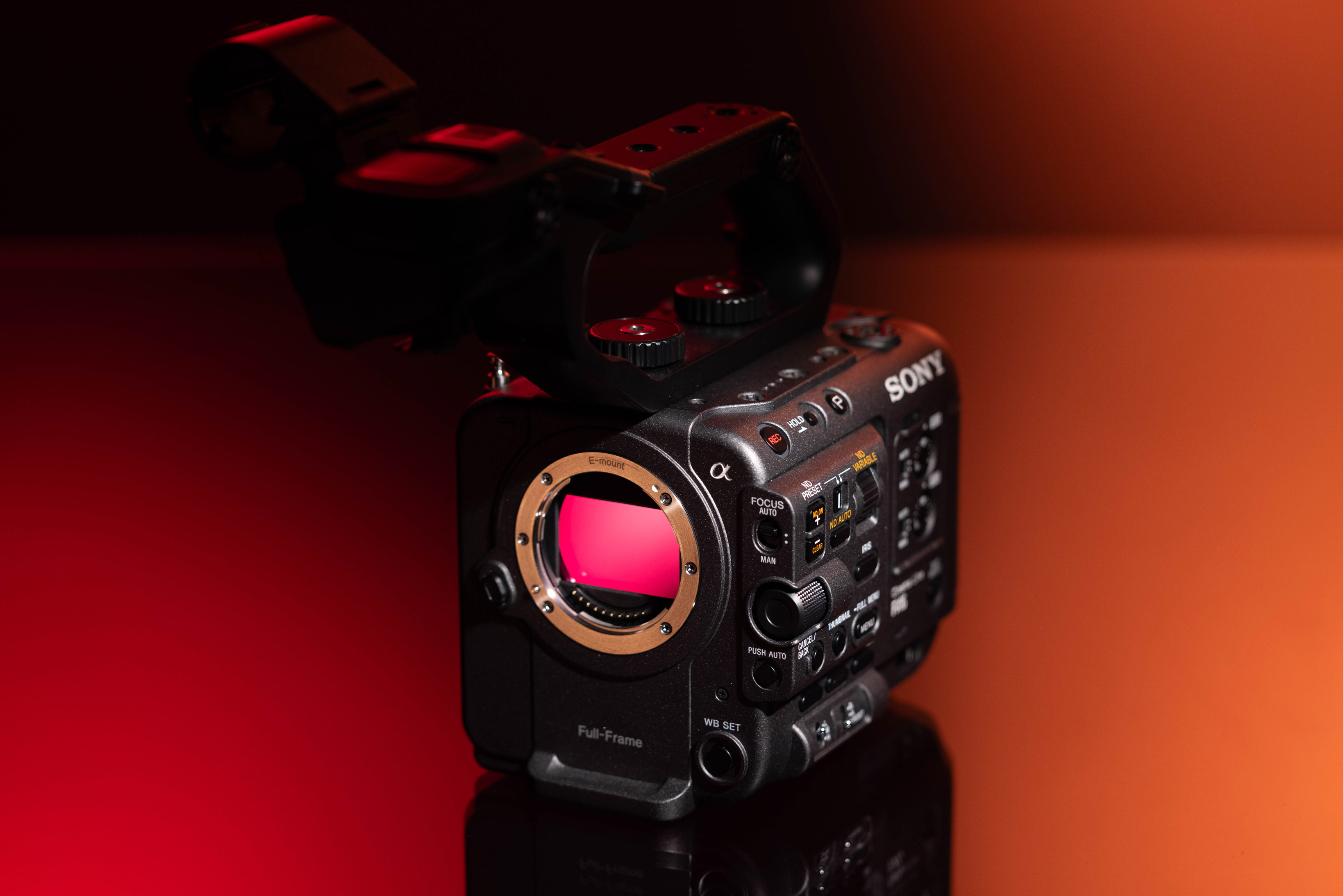 Sony FX6 tegen een rode en oranje achtergrond
