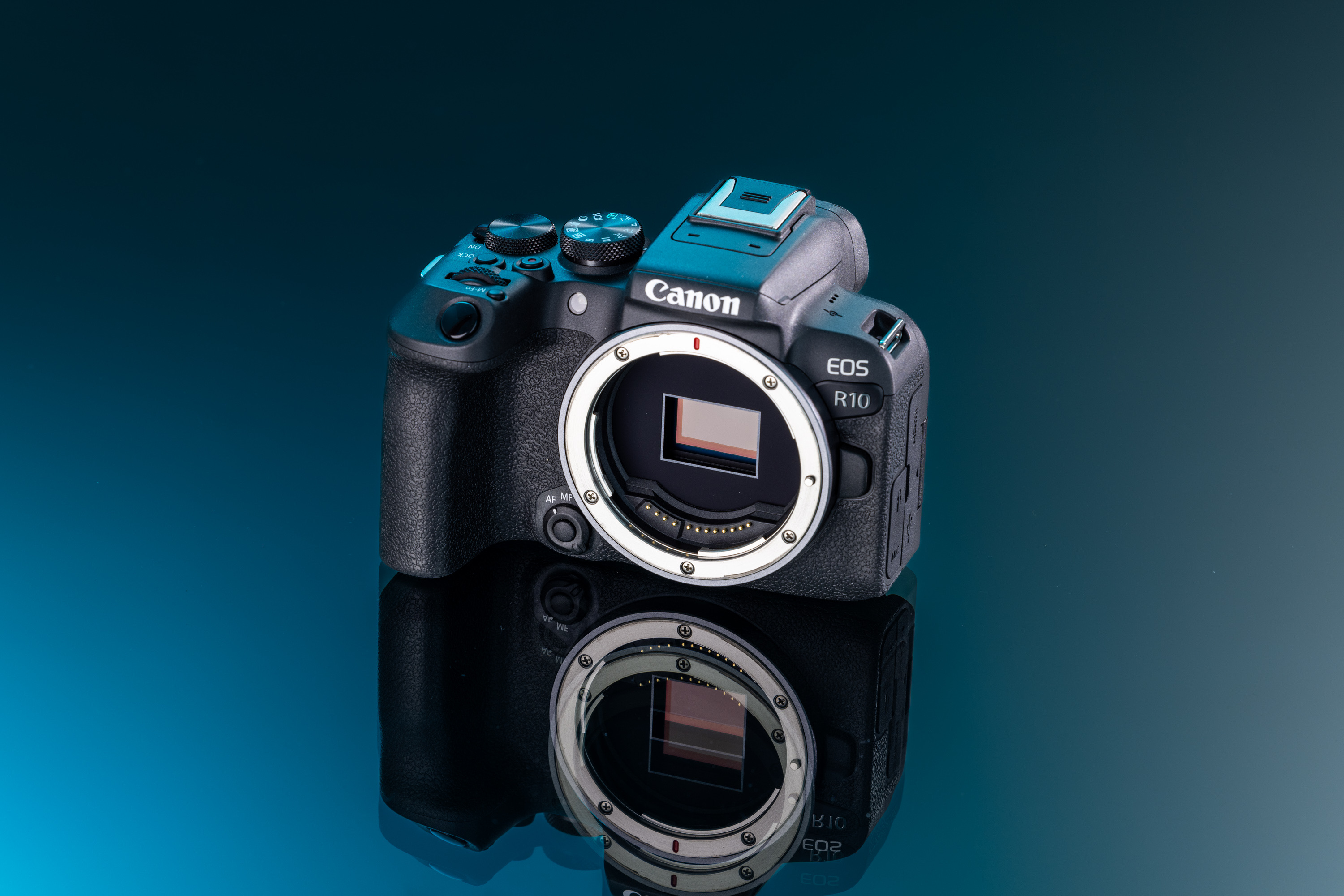 Tweedehands Canon EOS R10 op een blauwe en zwarte achtergrond