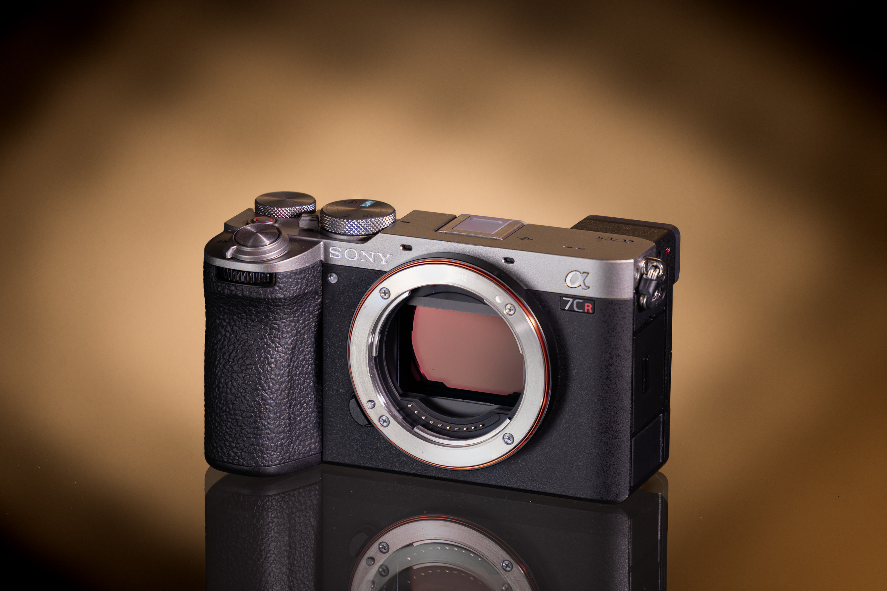 Sony A7CR op een goudkleurige achtergrond