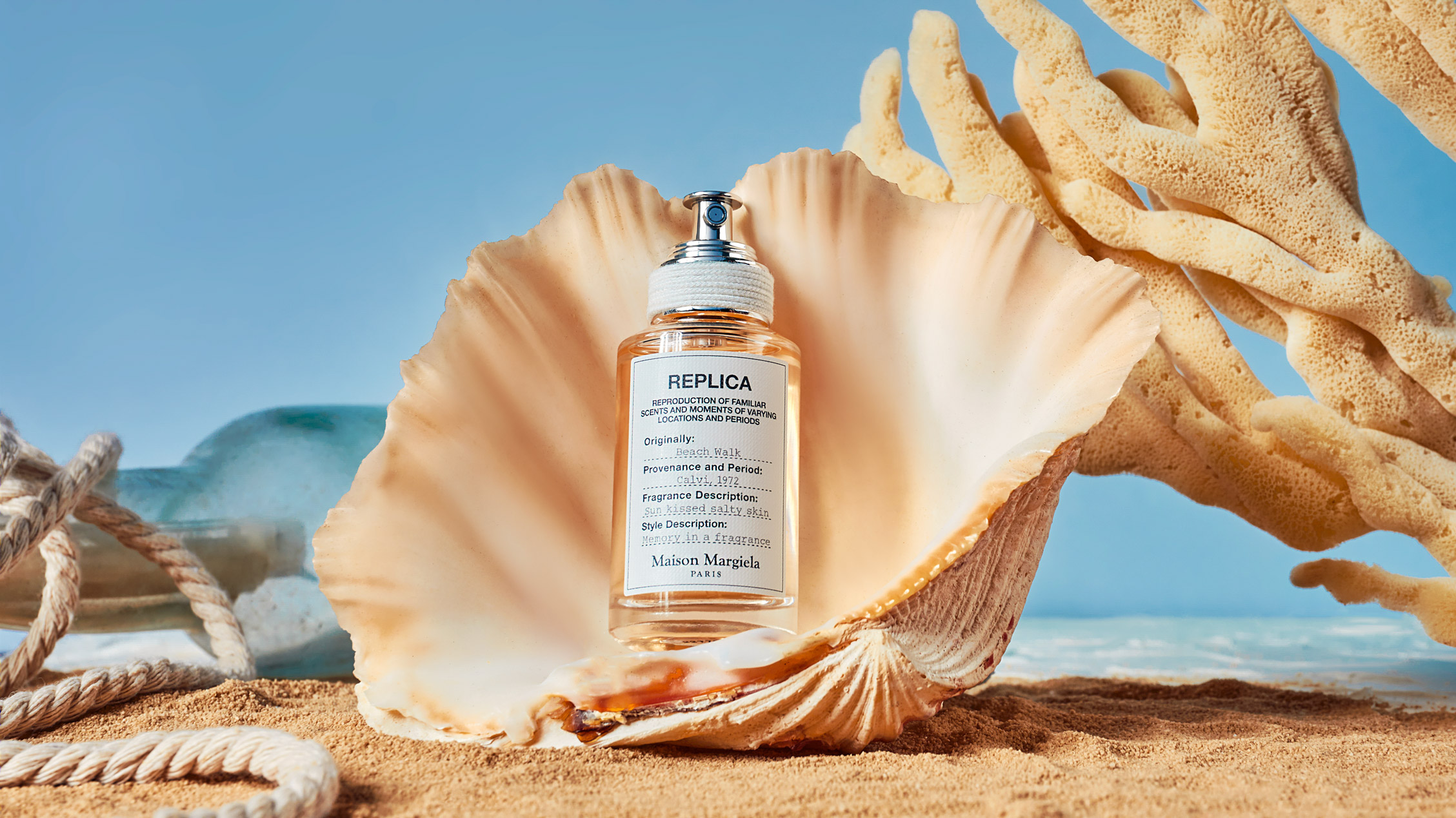 Behälter von Replica, der in einer Muschel am Strand sitzt.