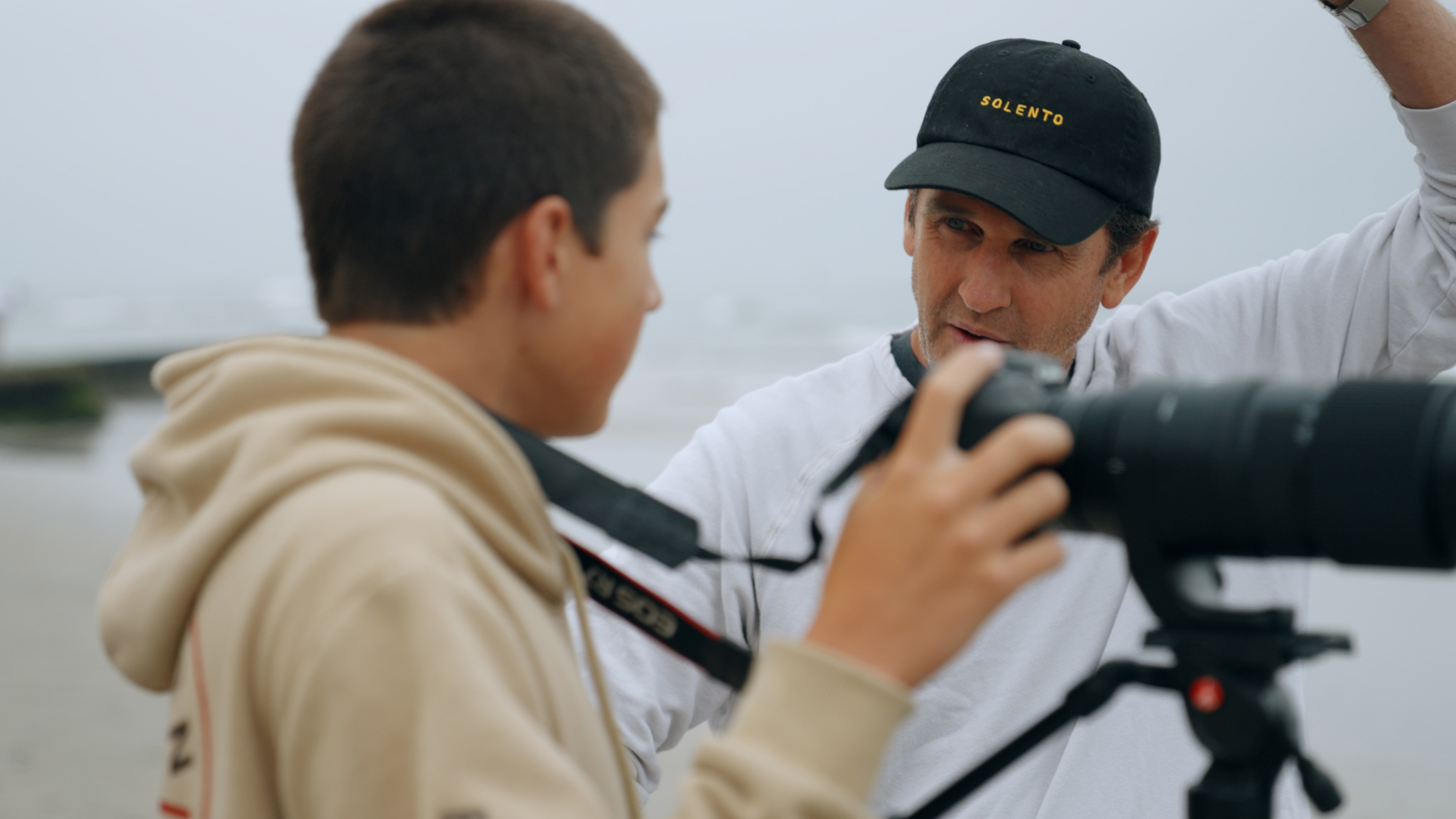 Surf filmmaker Taylor Steele speaks to a masterclass attendee by the water.
Joshua Ladd | Sony FX3 | Sony FE 24-70mm f/2.8 GM