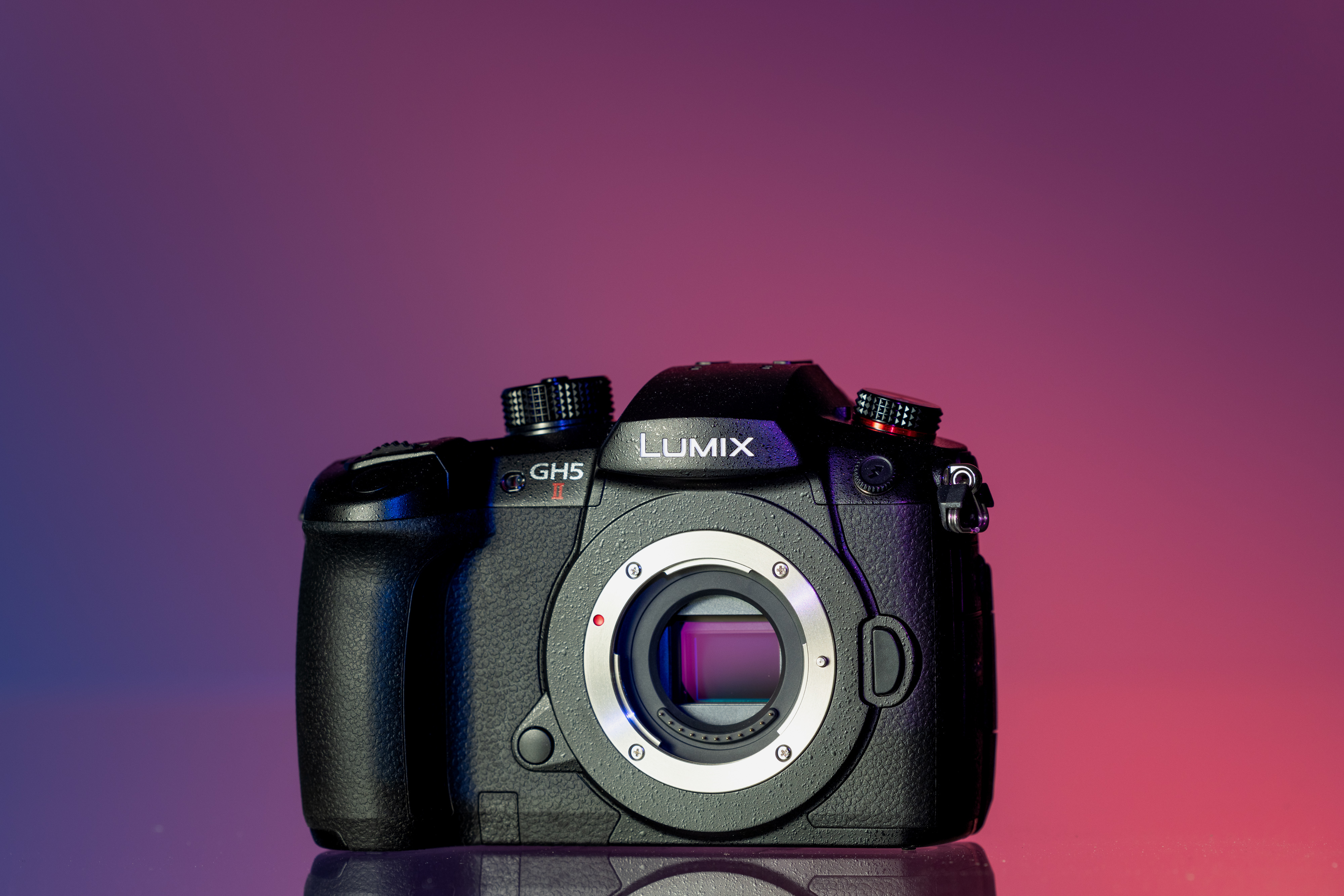 Ein Bild der Panasonic Lumix DC-GH5 II mit einem Farbverlauf als Hintergrund 

