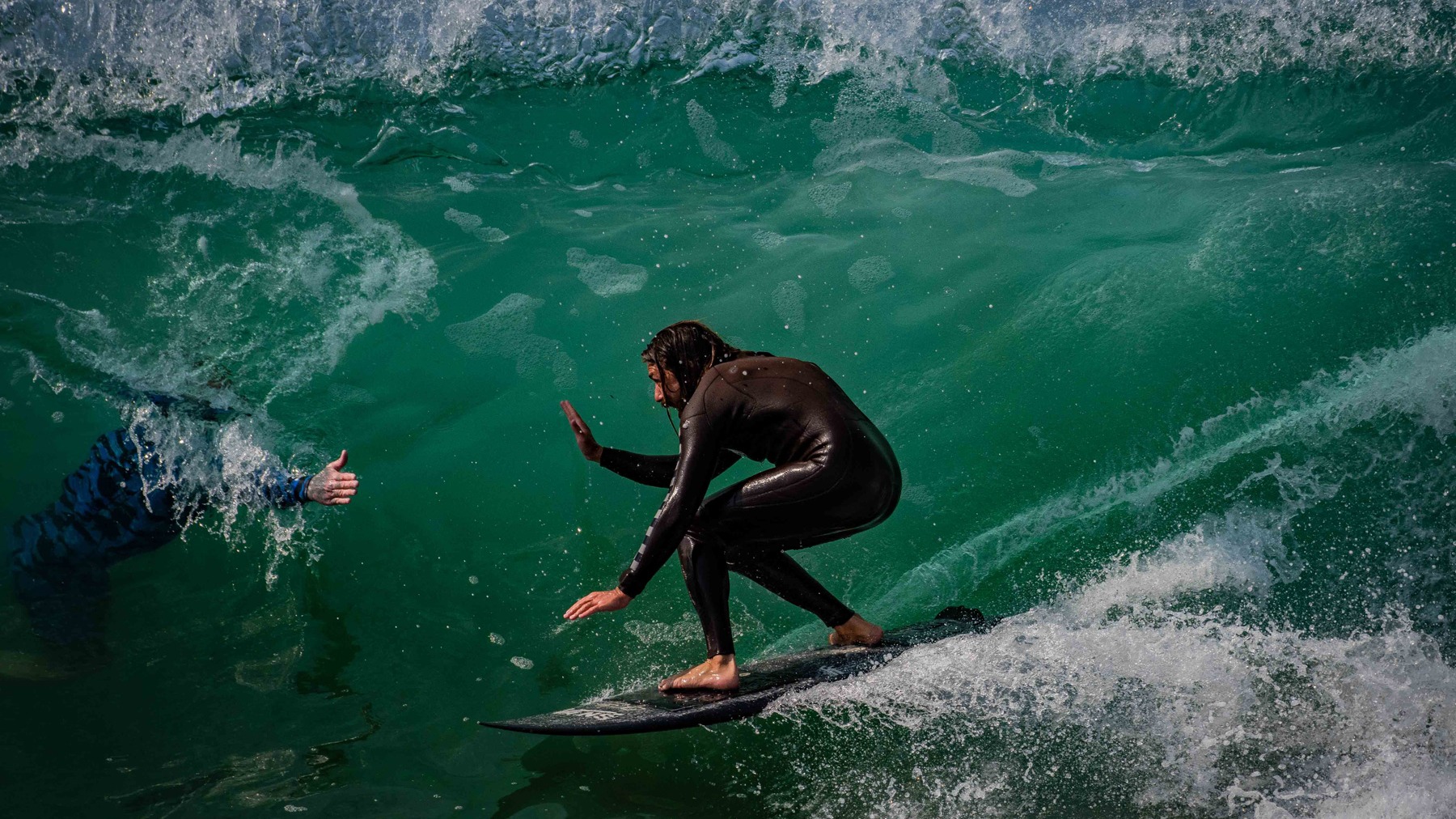 Wave hello high-five | World Sports Photography Awards Amateur Winner 2022
