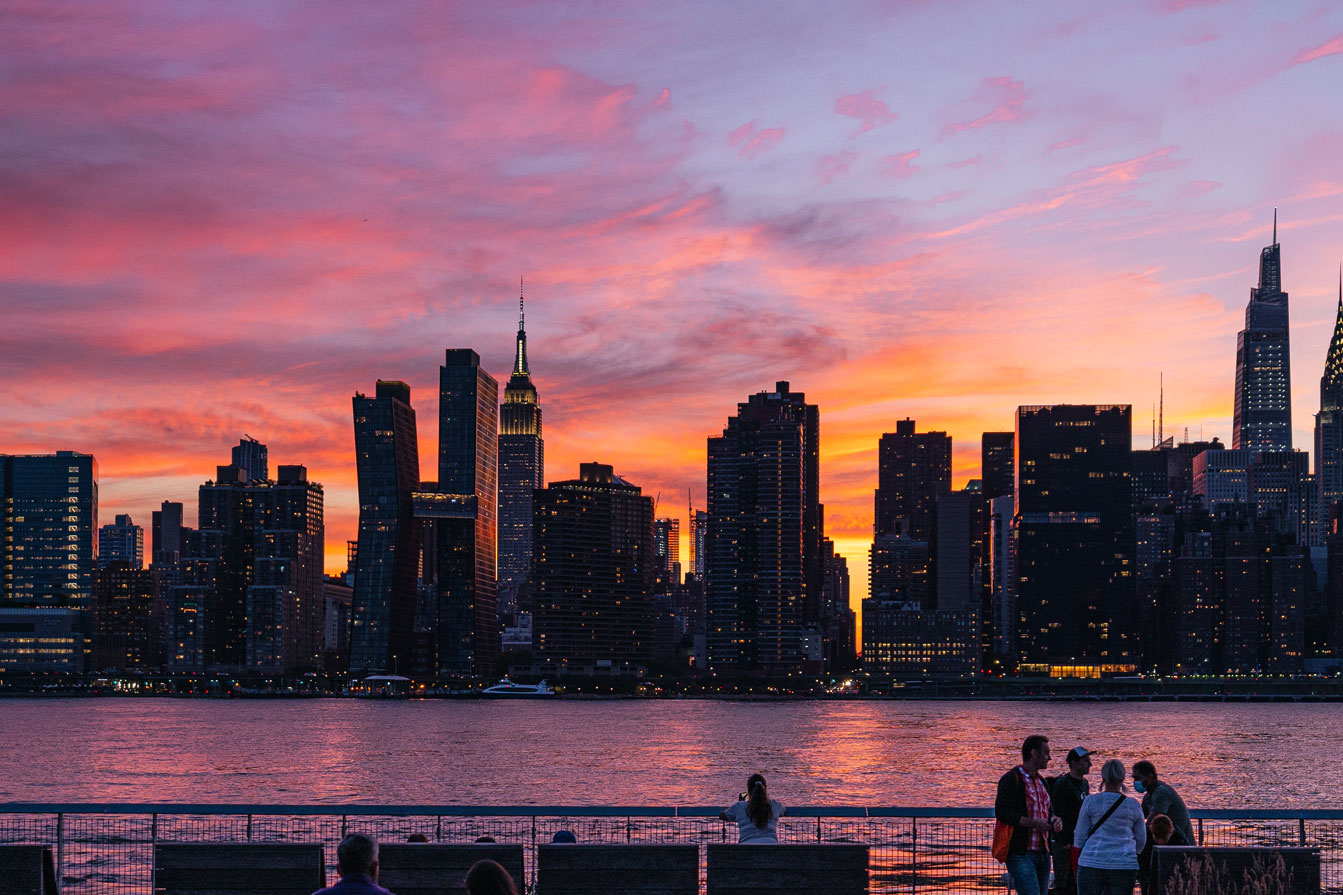 Ein Foto der Skyline von New York City bei Sonnenuntergang, aufgenommen vom Gantry Plaza State Park.