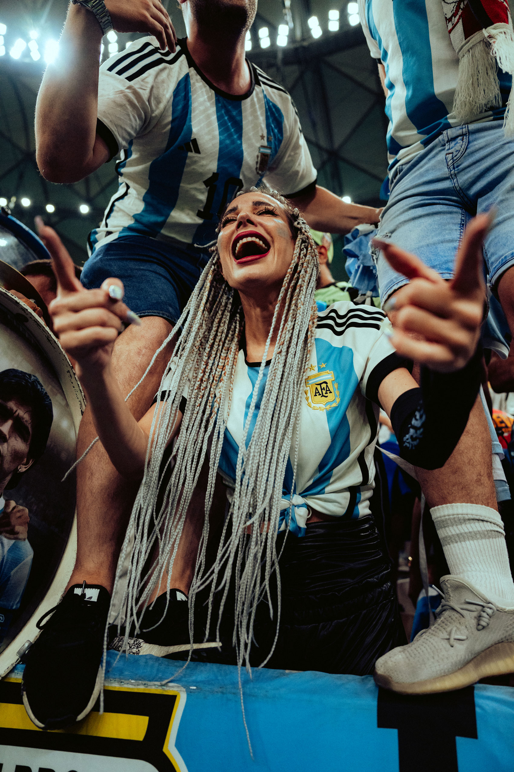 Nahaufnahme eines argentinischen Fans im Stadion beim Feiern, aufgenommen von Lukas Mengeler