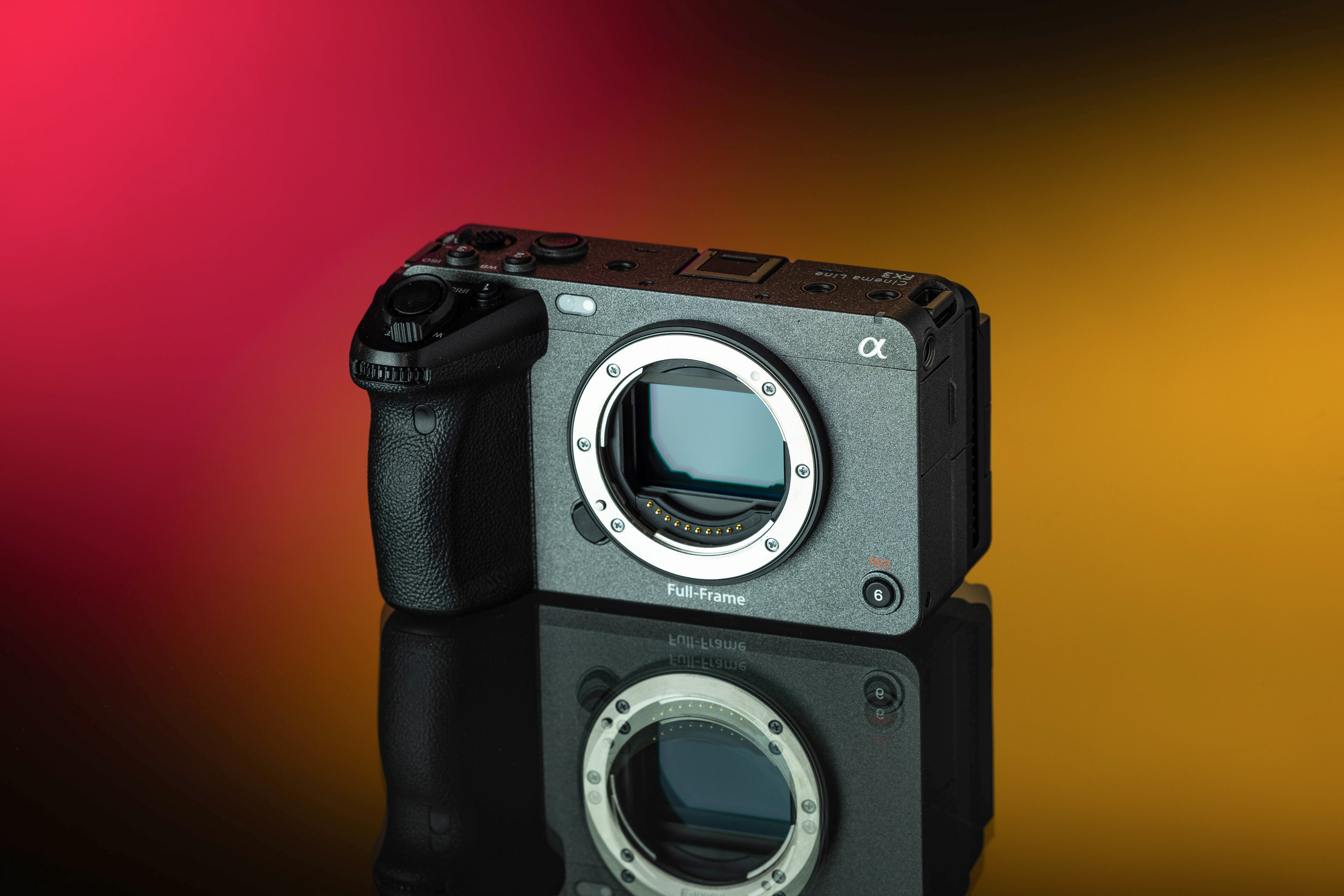 Sony FX3 sur un fond rouge et or
