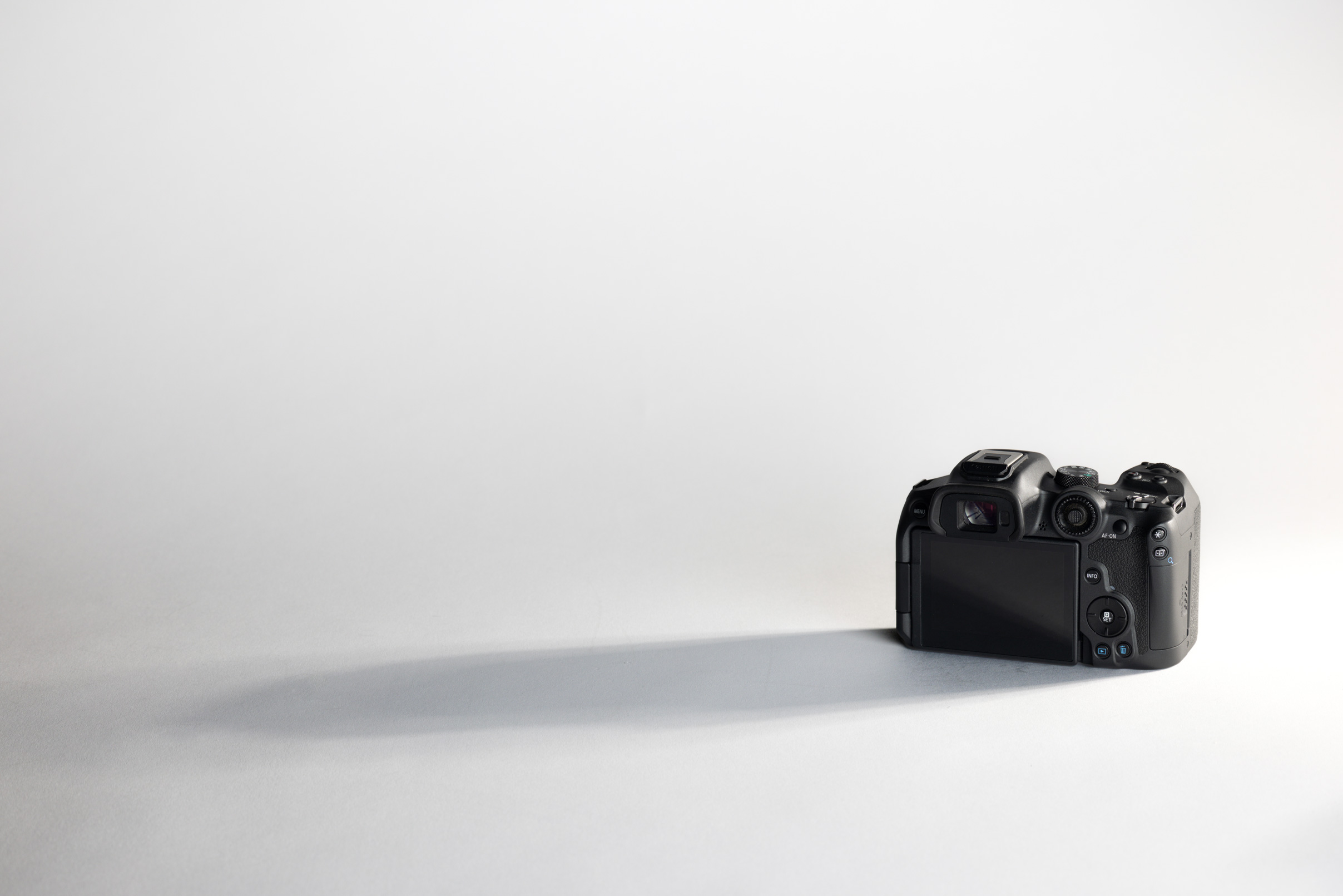 Rückseite einer gebrauchten Canon EOS R7 von MPB auf weißem Studiohintergrund.