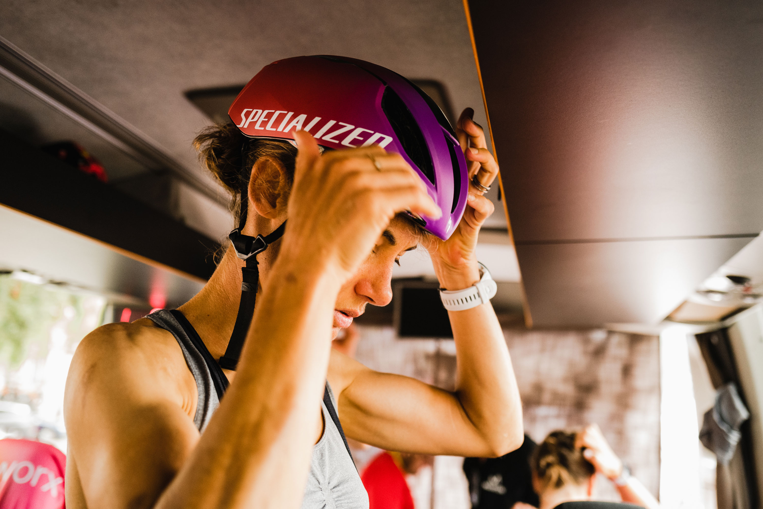 Radfahrerin richtet ihren Helm bei der Tour de France der Frauen