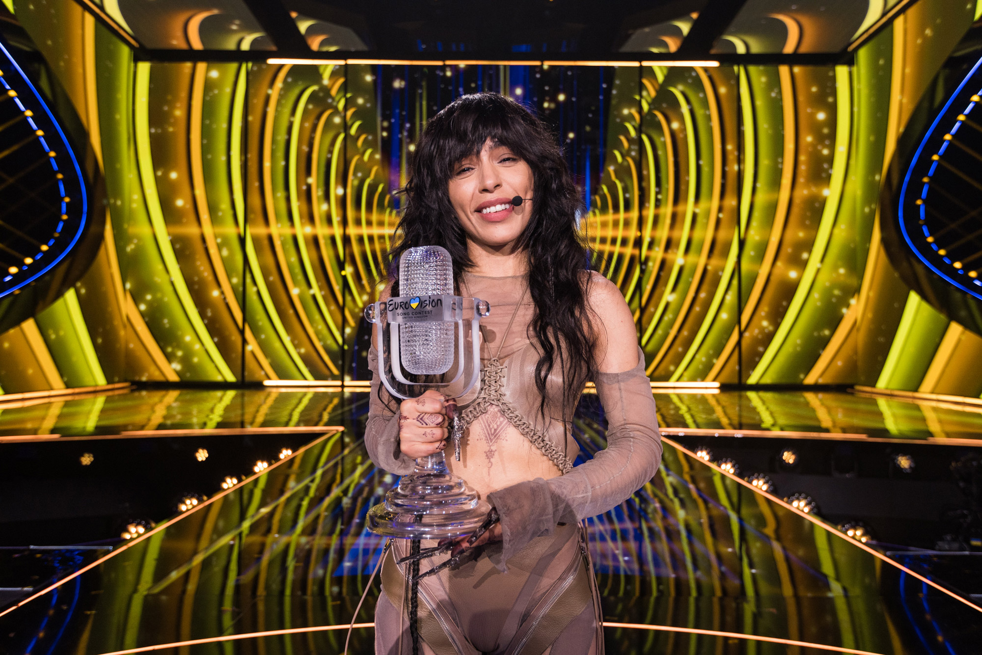 Loreen auf der Bühne beim Eurovision Song Contest 2023, mit der Siegertrophäe in der Hand, aufgenommen von Corinne Cumming mit der Canon EOS R5.