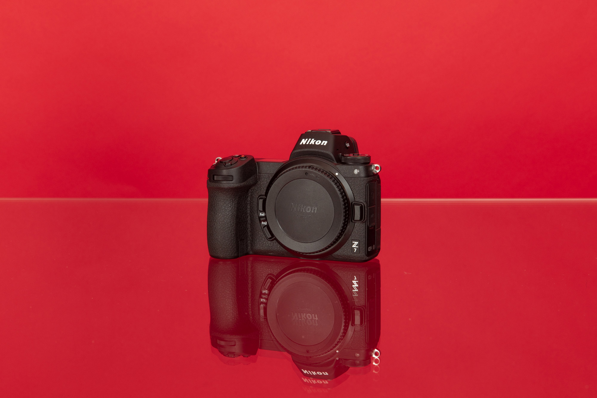 Nikon Z7 vor einem roten Hintergrund