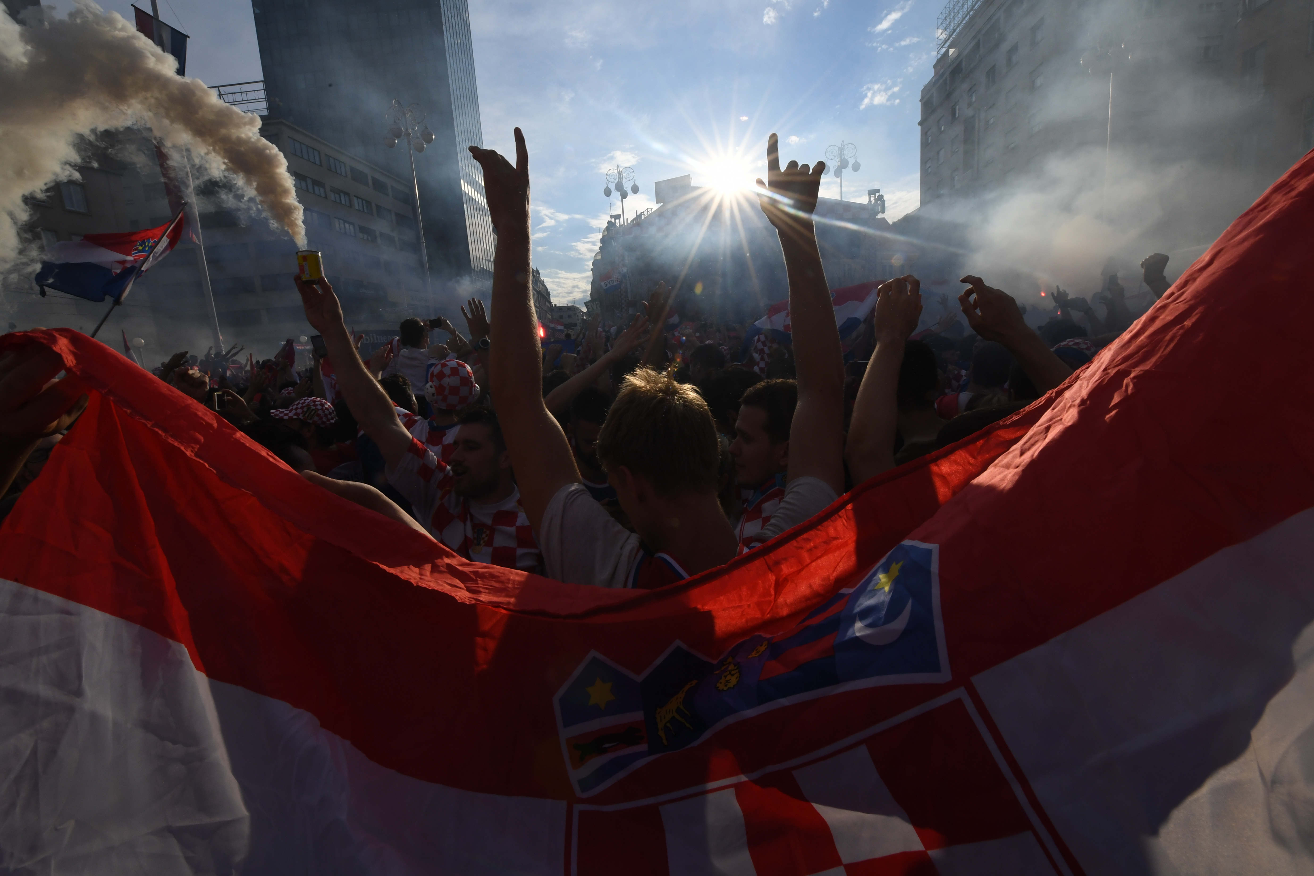 Auf dem Josip-Jelačić-Platz in Zagreb feiern die kroatischen Fans den Ausgleichstreffer von Ivan Perišić in der 28. Minute gegen Frankreich im Finale der Fußballweltmeisterschaft 2018, aufgenommen von Ryu Voelkel mit einer Nikon D5