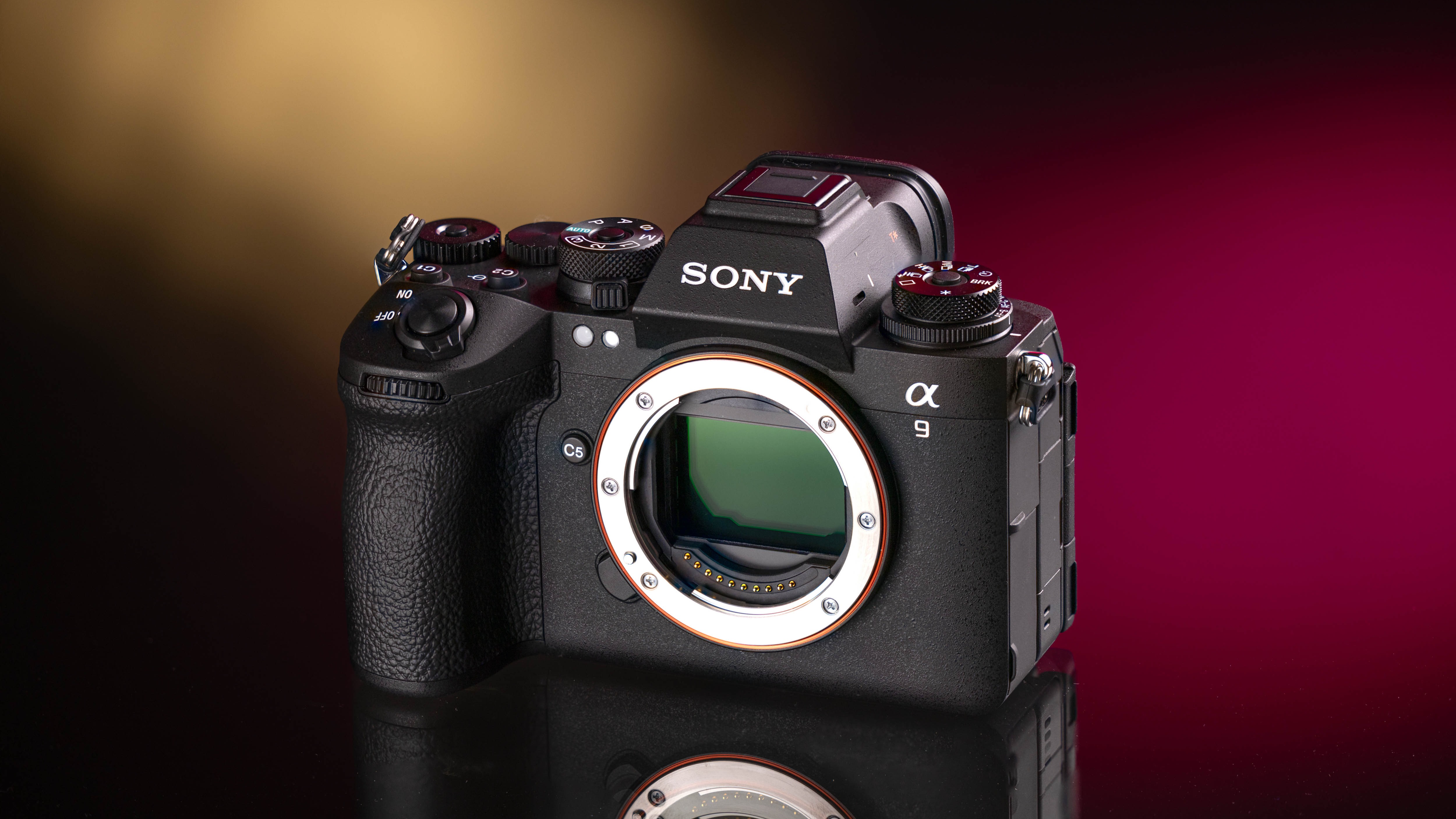 Tweedehands Sony A9 III op een gele en roze achtergrond