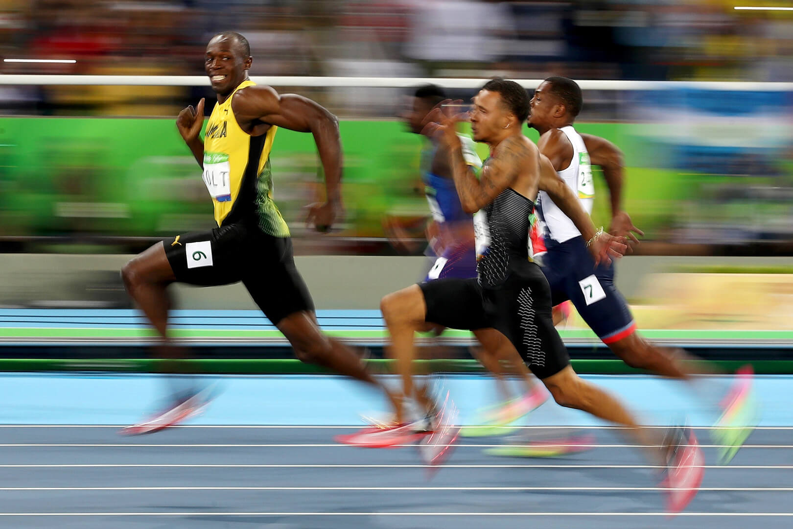 Bild von Usain Bolt, der während eines Rennens breit lächelt, mit dem Titel "The Smile", das Gold in der Kategorie Leichtathletik und Silber als Gesamtsieger gewann, fotografiert von Cameron Spencer.