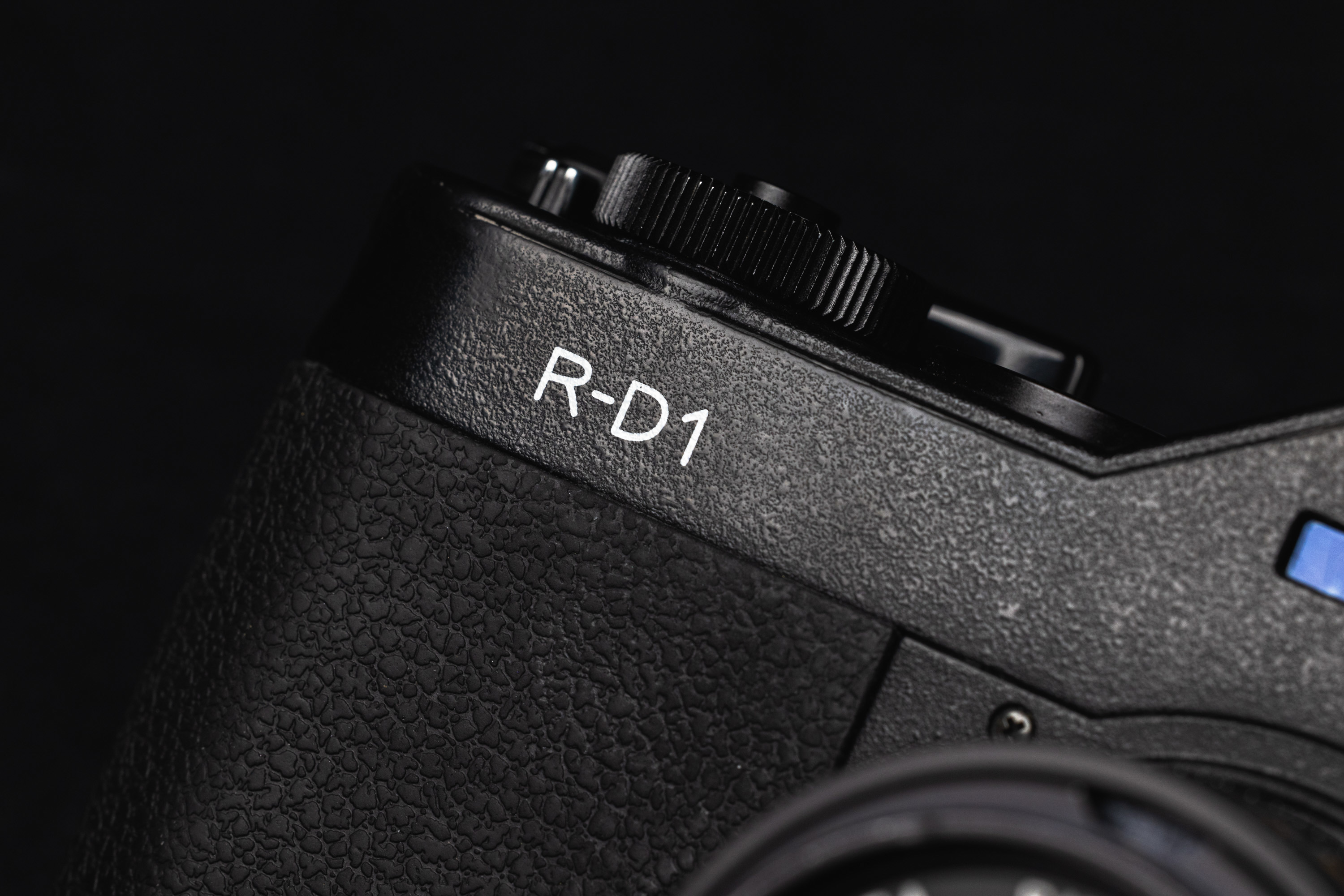 Nahaufnahme des Typenschilds der Epson R-D1