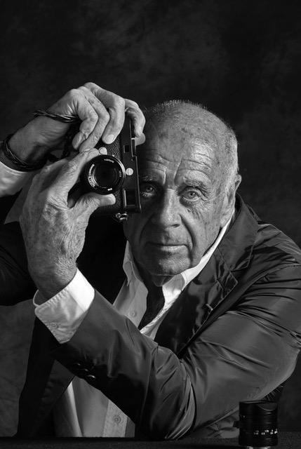 Retrato de Ralph Gibson tomado por Bob Tursack en 2021 para la portada de Inside.