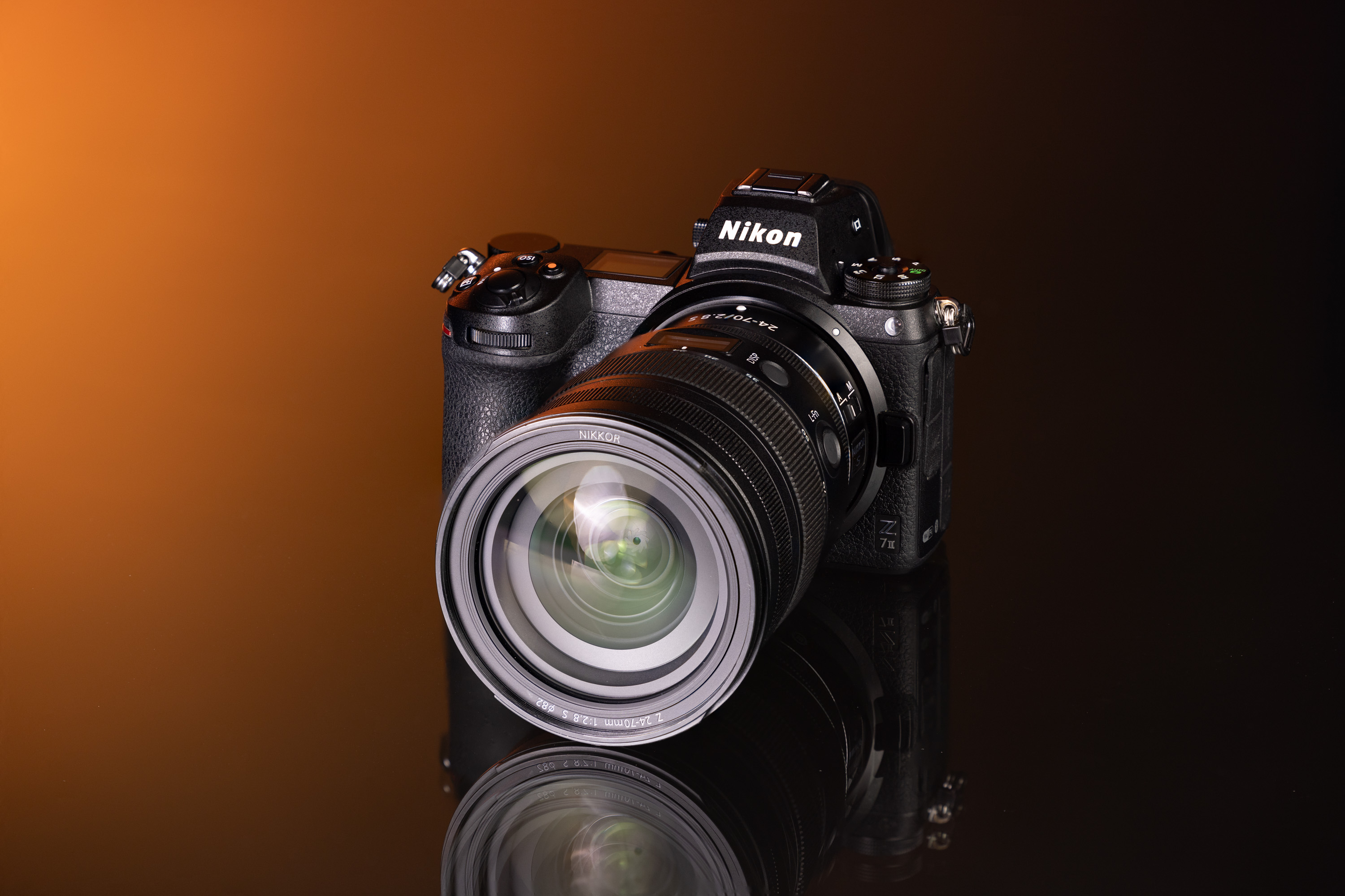 Tweedehands Nikon Z7 II en Nikon Nikkor Z 24-70mm f/2.8 S op een oranje en zwarte achtergrond