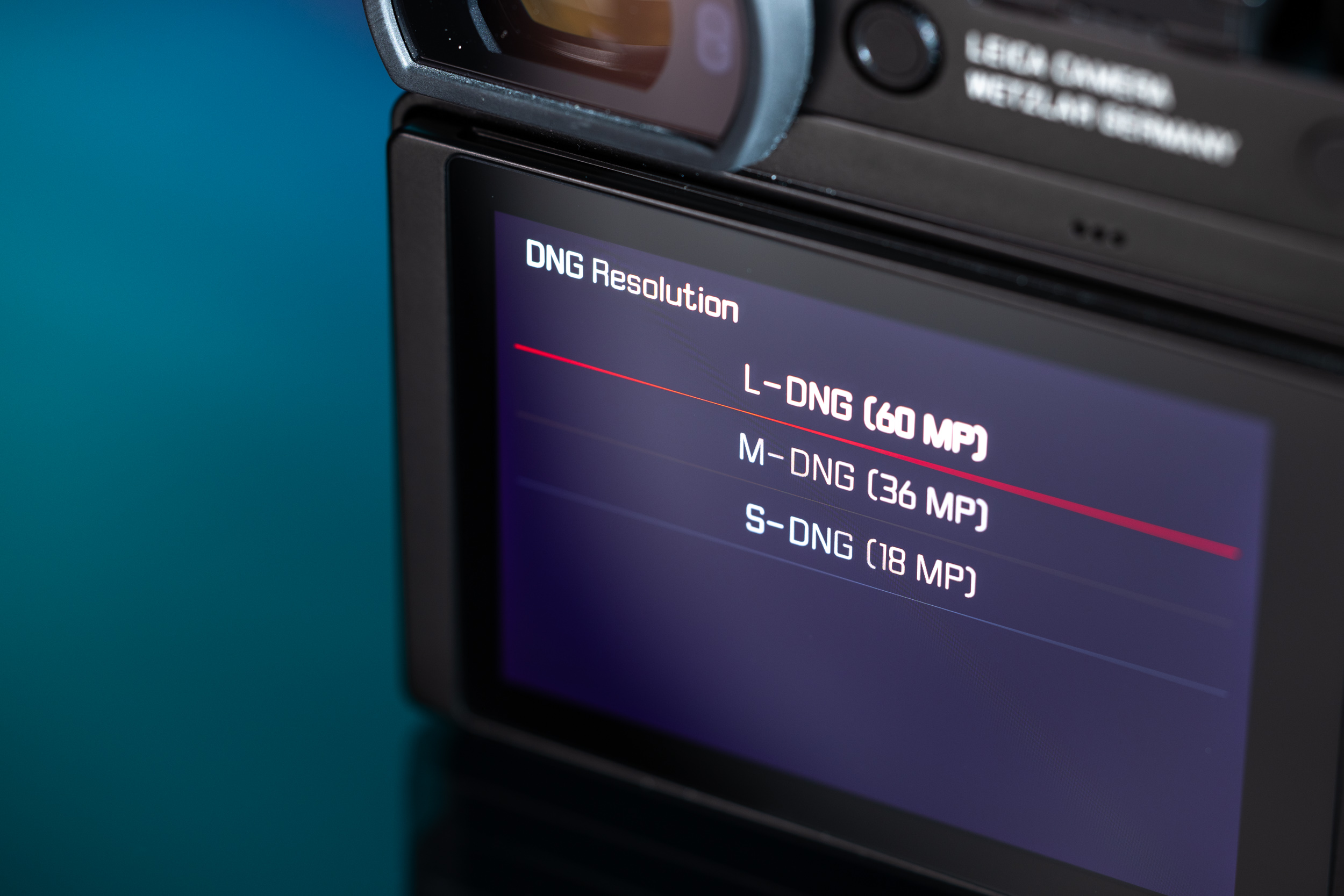 Écran arrière d'un Leica Q3 affichant les différentes options de définition des fichiers DNG