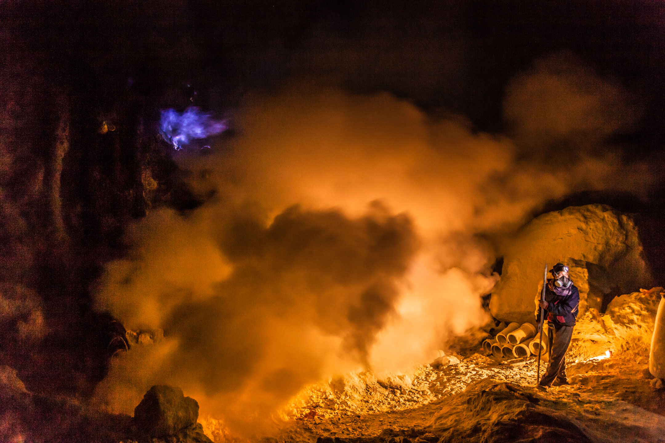 Arbeiter in einer Schwefelmine im Krater des Vulkans Ijen, Indonesien.