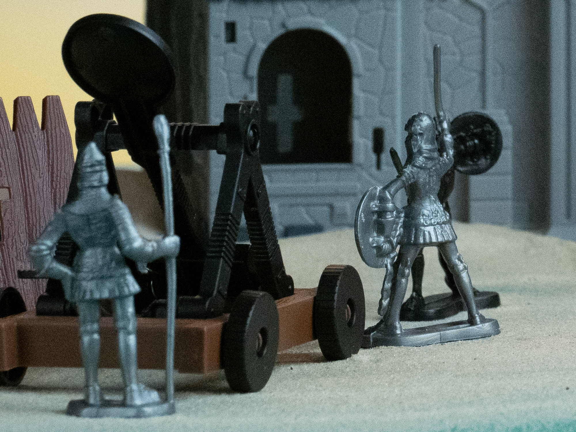 Castello in miniatura con cavalieri, usato per dimostrare un file RAW a ISO 6400 senza riduzione del rumore.