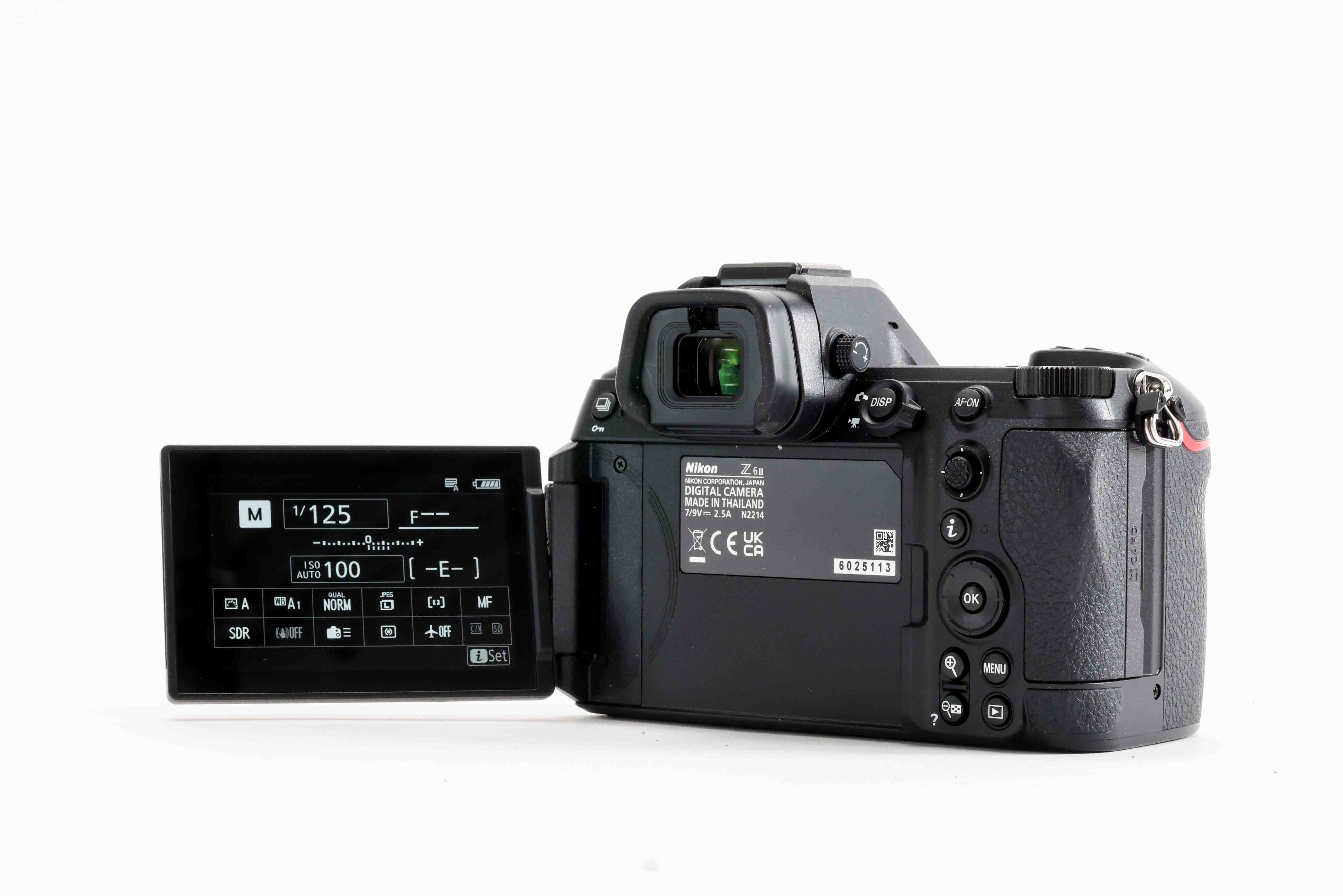 Retro della Nikon Z6 III, con mirino, display apribile lateralmente e pulsanti visibili.