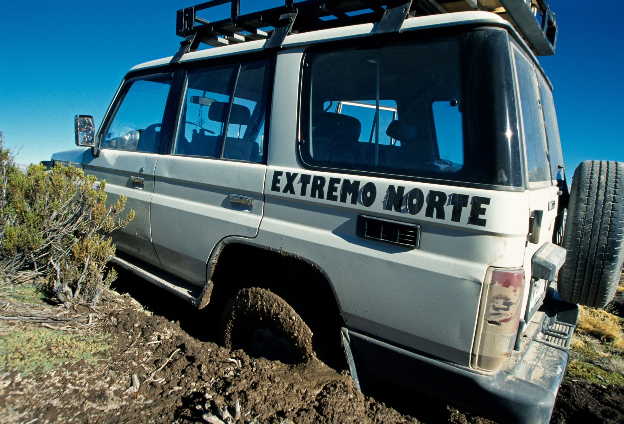 Foto einer Autopanne bei einer Expedition im chilenischen Hochland.