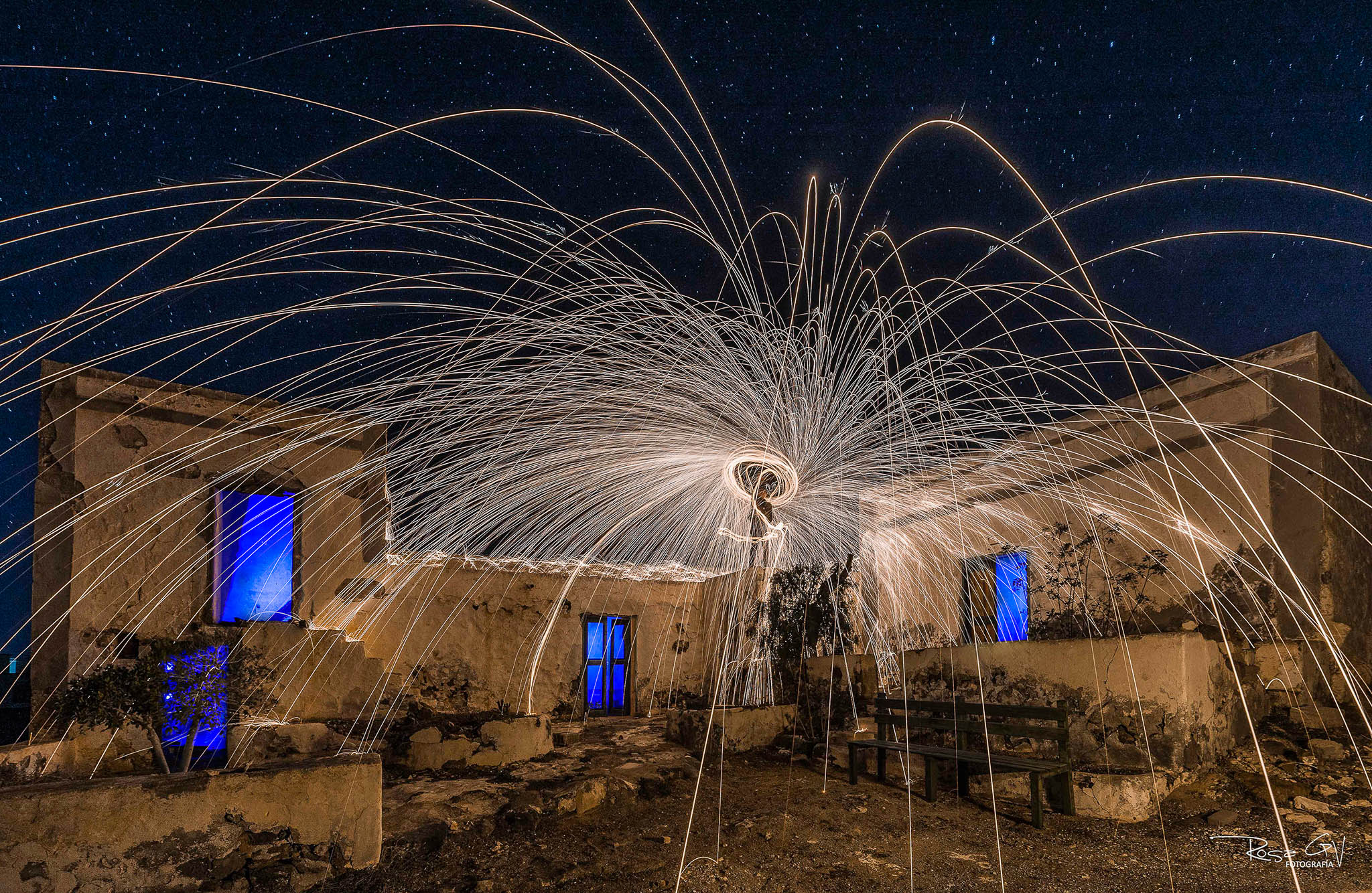 Een lichtschilderij dat lijkt op een groot aantal vonken die in een cirkel rondvliegen