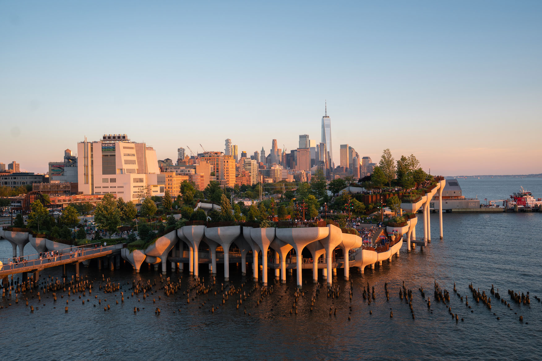 Ein Foto von New York Citys Little Island bei Sonnenuntergang.