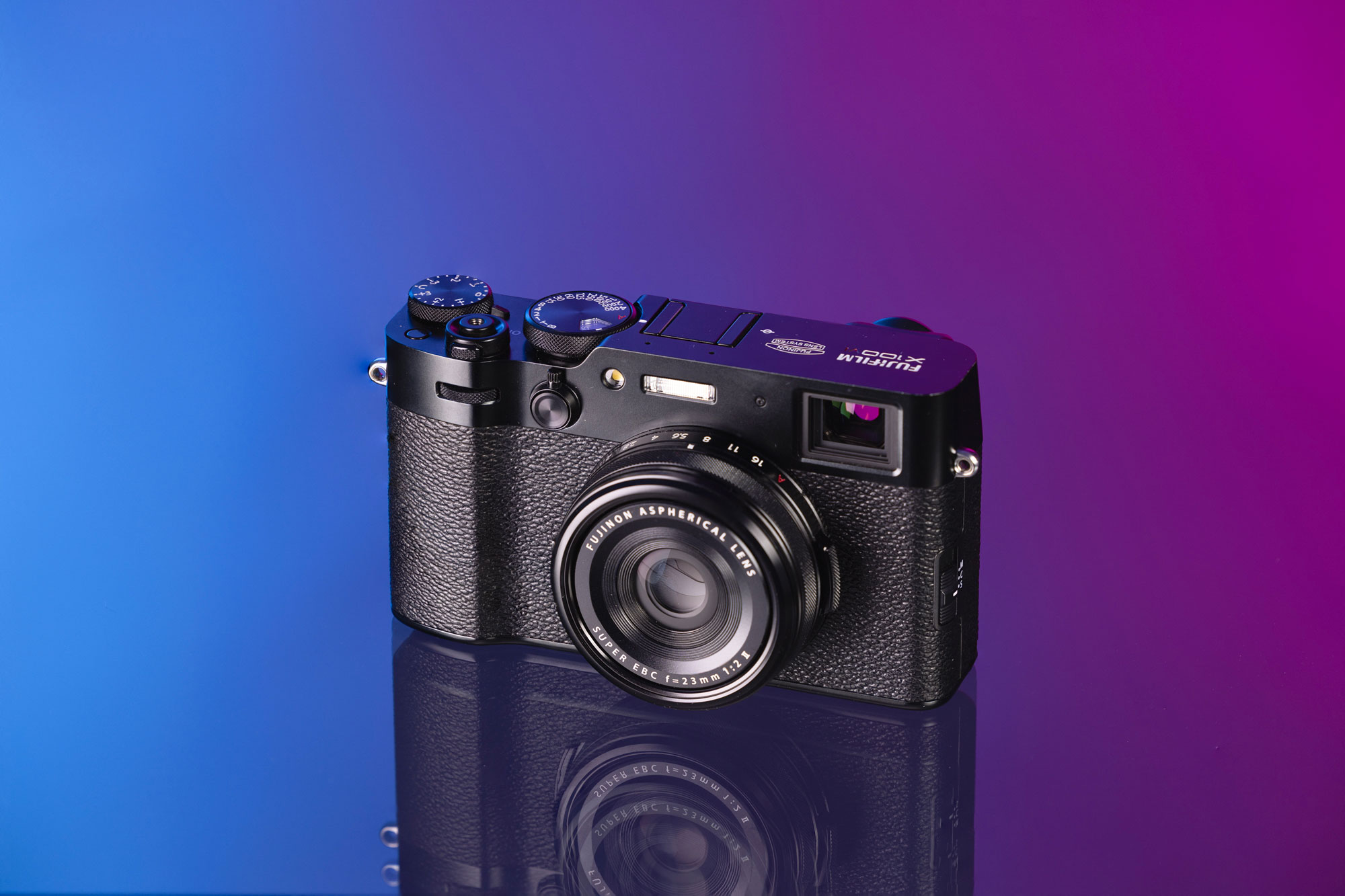 Gebrauchte Fujifilm X100VI auf violettem Hintergrund