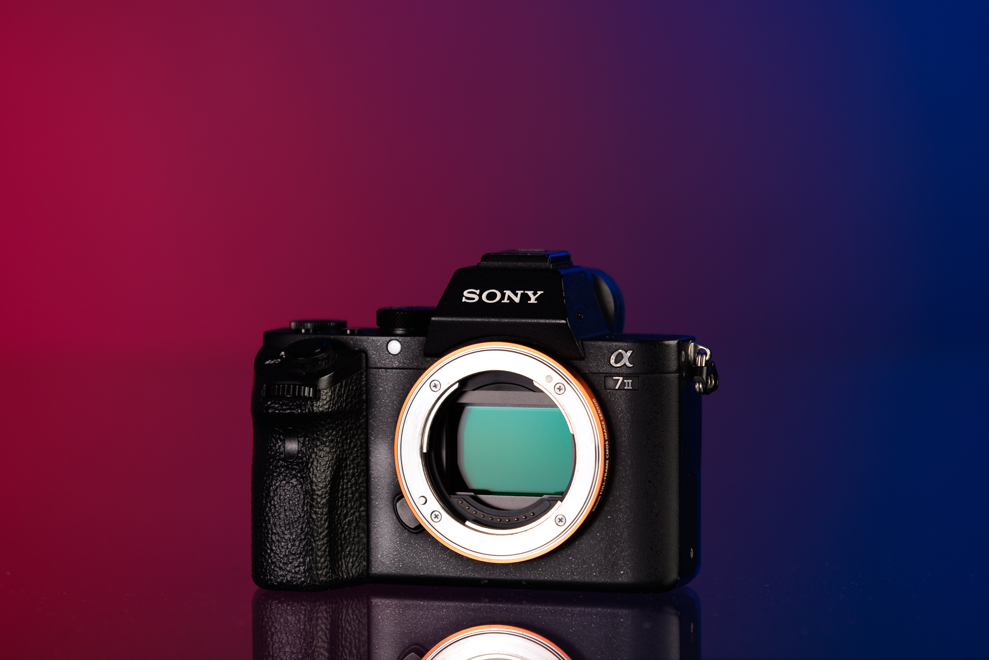 Sony A7 II op een blauwe en rode achtergrond