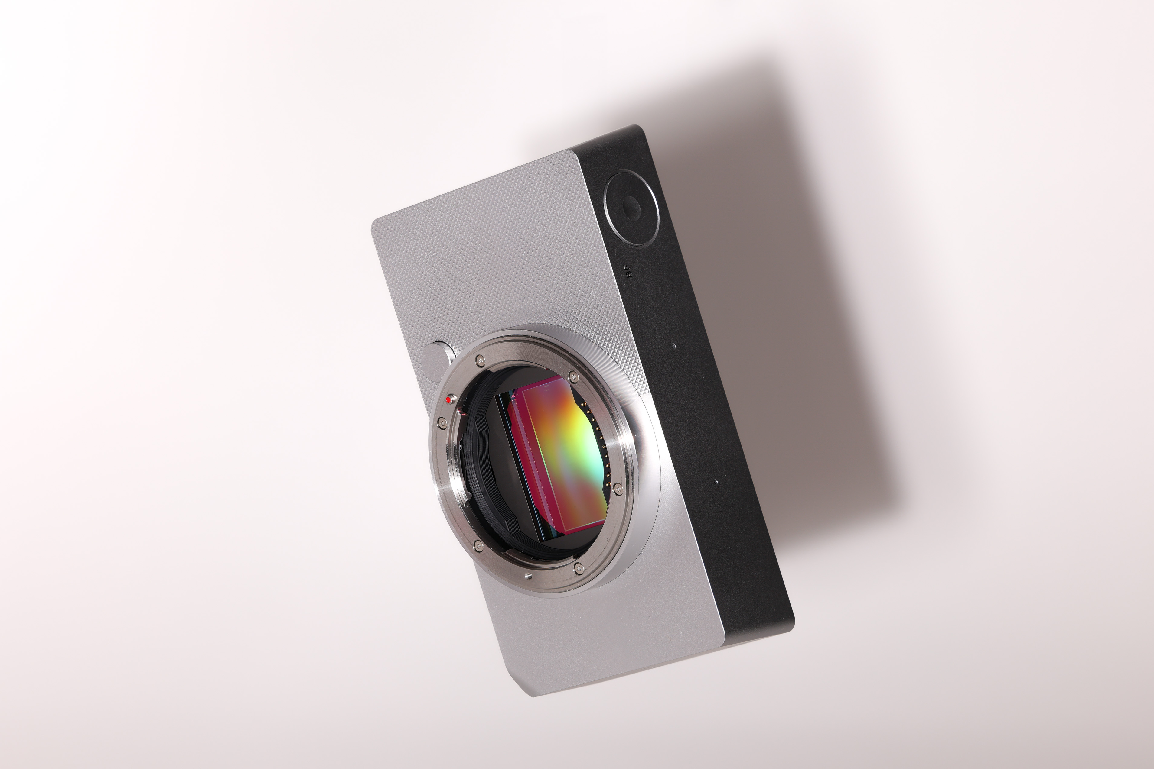 Schwebende Sigma BF mit freiliegendem Sensor, der ein interessantes Farbspektrum erzeugt.