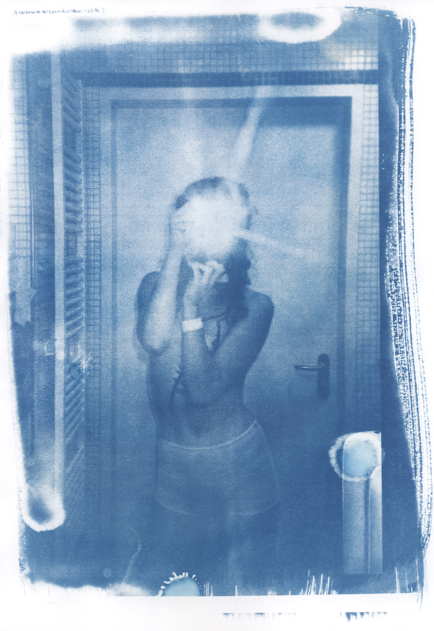 
Blaue Filmaufnahme einer Frau in Unterwäsche bekleidet, die sich im Spiegel fotografiert mit Kamera vor dem Gesicht, die einen hellen Blitz auslöst

