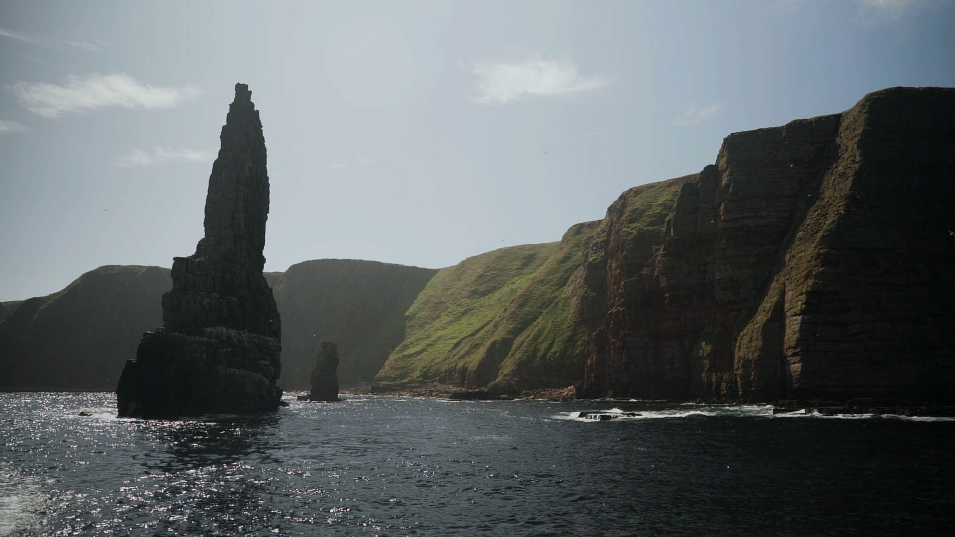 Een kuststapel zittend op de zee langs de kustlijn, een stilstaand beeld uit de korte film Truluck van Matt Cannon en Jake Smallwood