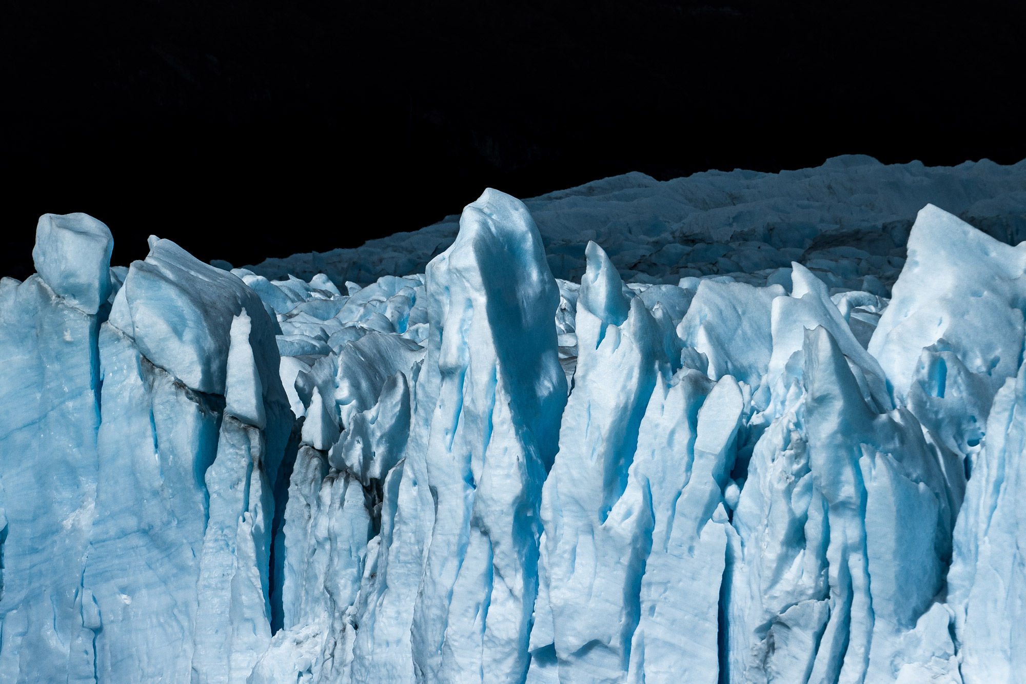 Gletscher im Dunkeln von oben aufgenommen, fotografiert von Marvin Kuhr mit der Sony A7 IV